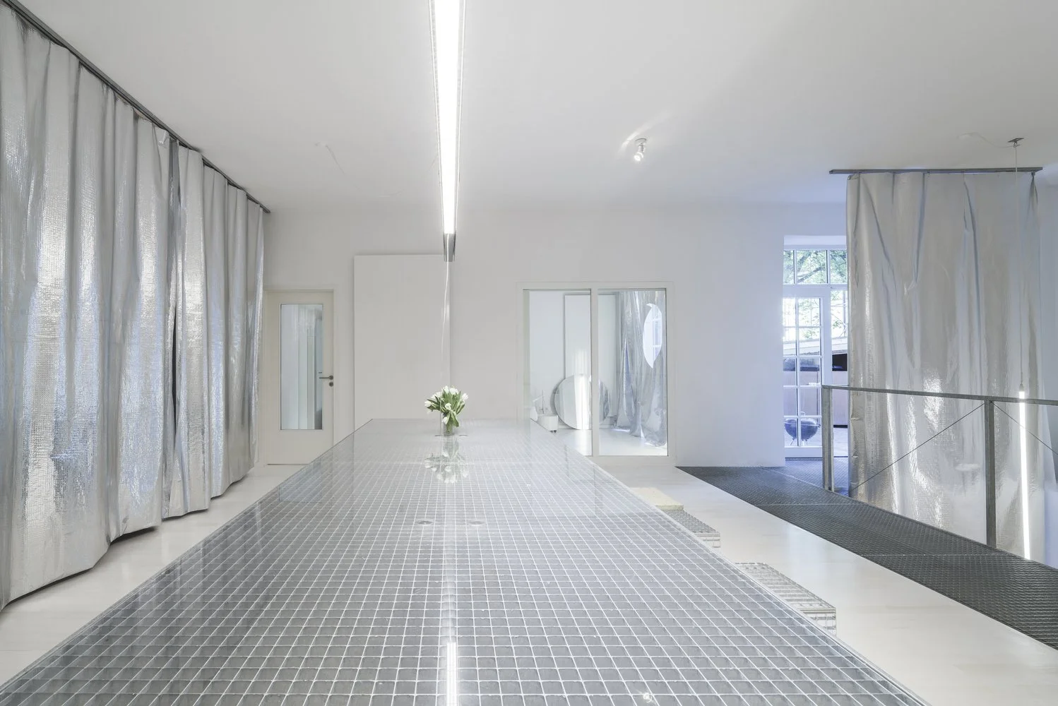 office-with-silvercurtain-buero-wagner_4.jpg
