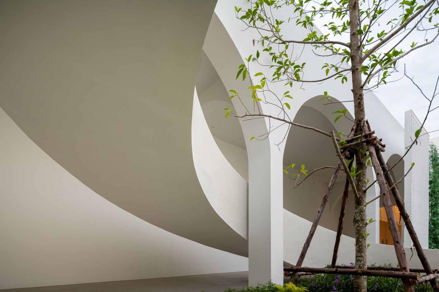 Q.semi-circular_staircase_to_the_bouquet_throwing_mezzanine.jpg