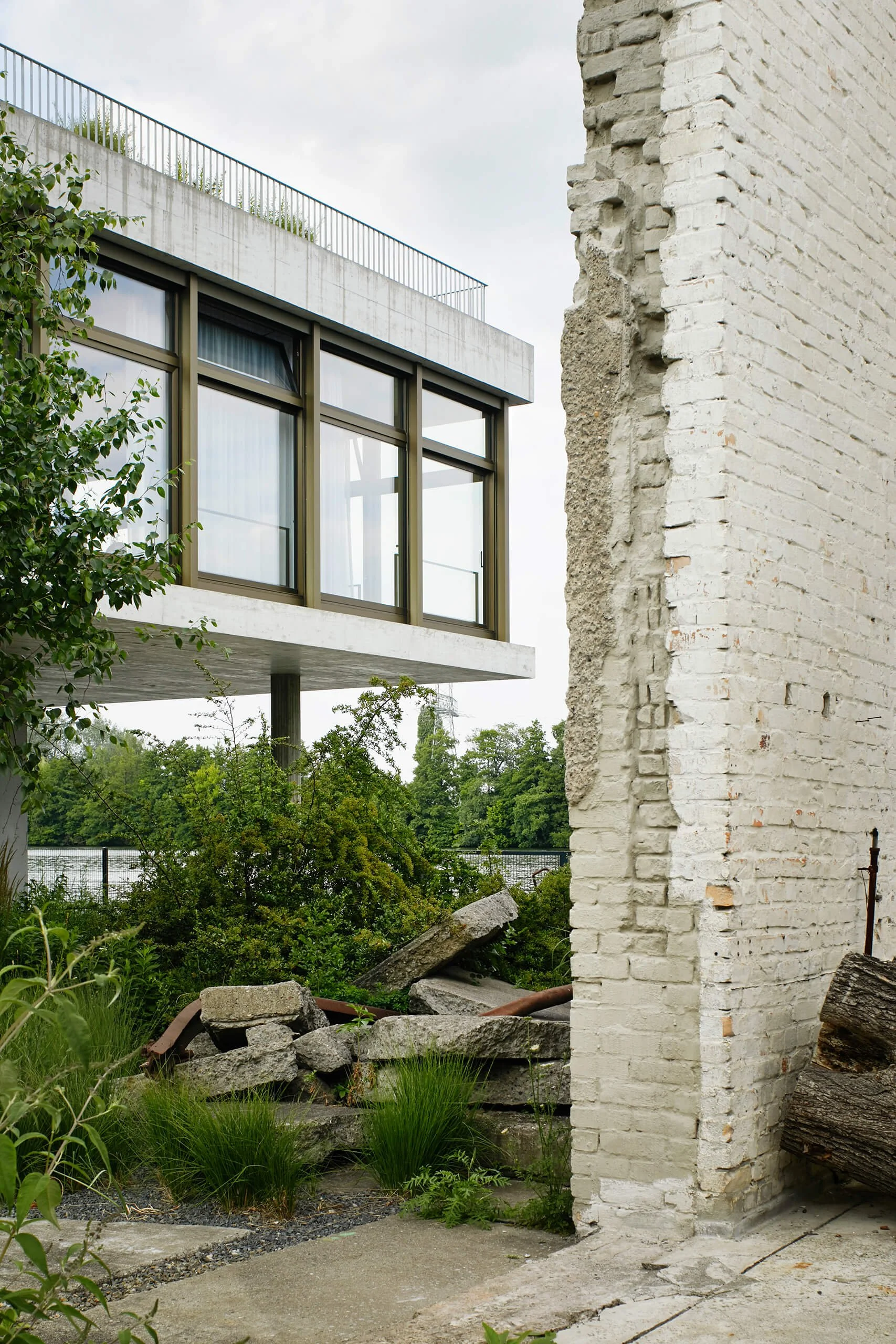 house-on-the-spree-ruins-wall.jpg