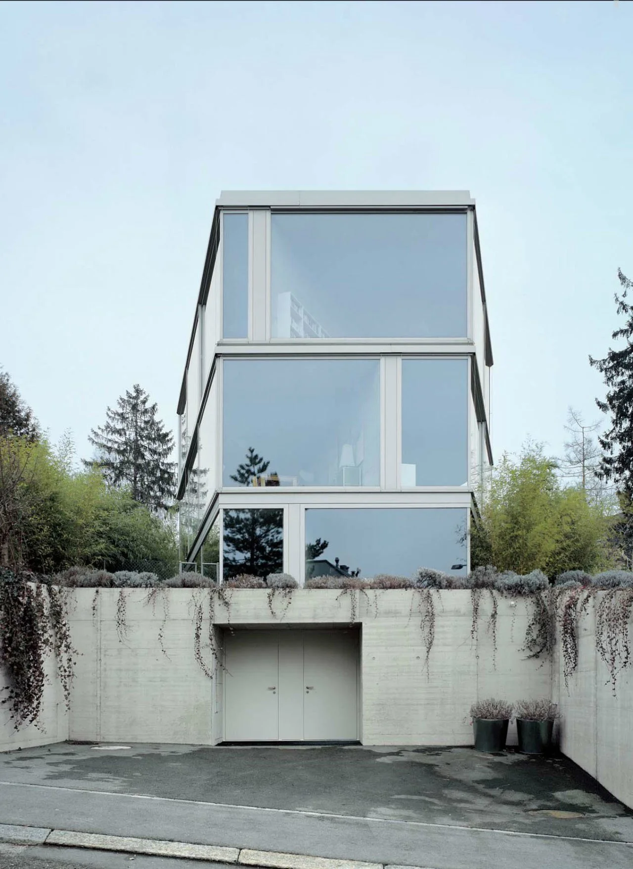 5f85a2a559186d5940b74ca1_thisispaper-swiss-family-House-with-One-Wall-Christian-Kerez-7.jpg