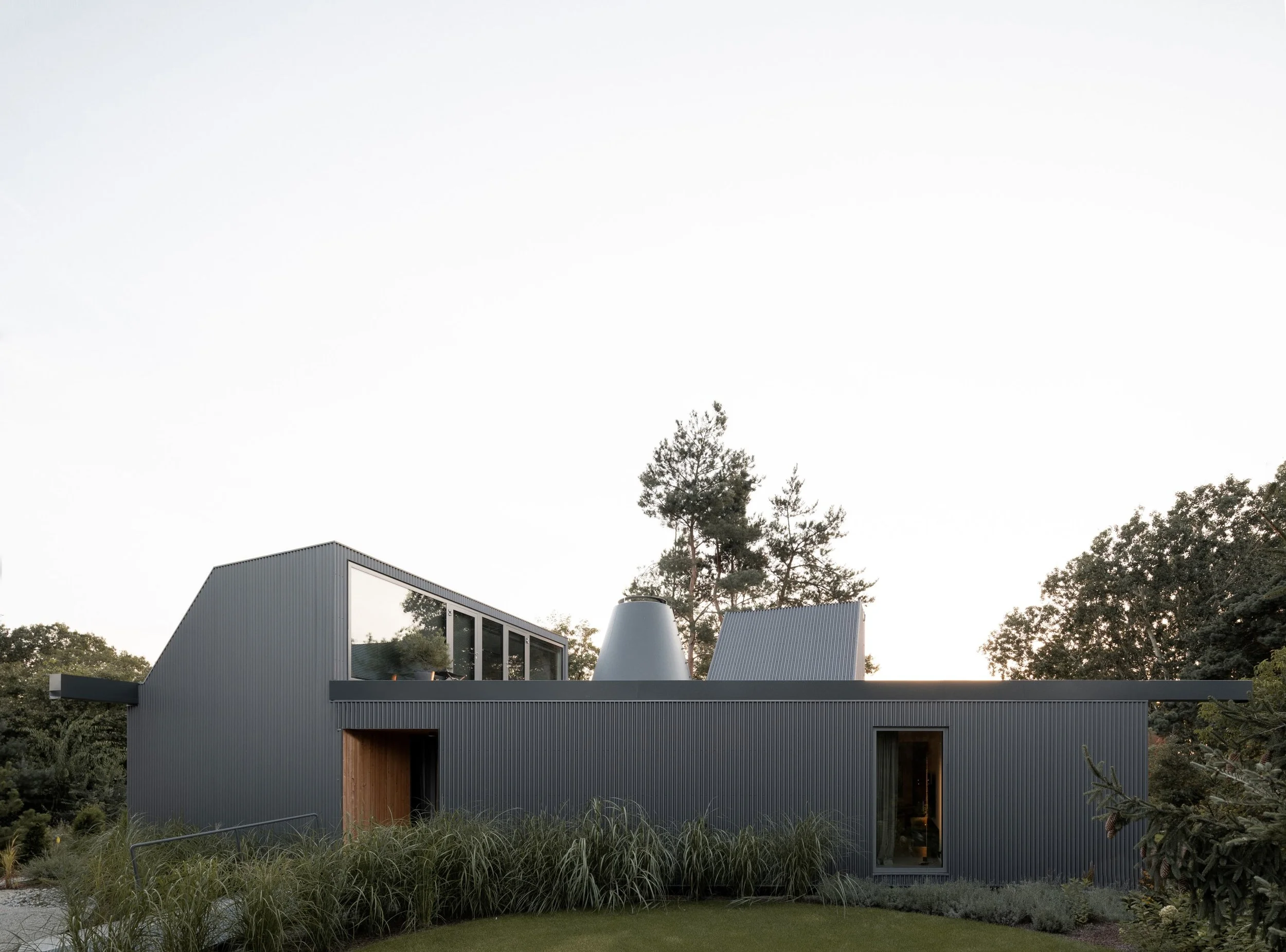 ugo-architecture-alex-shoots-buildings-terrace-with-a-house-by-the-lake (1).jpg
