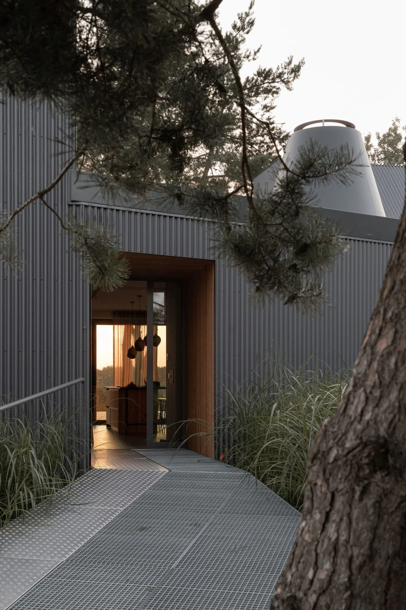 ugo-architecture-alex-shoots-buildings-terrace-with-a-house-by-the-lake (3).jpg