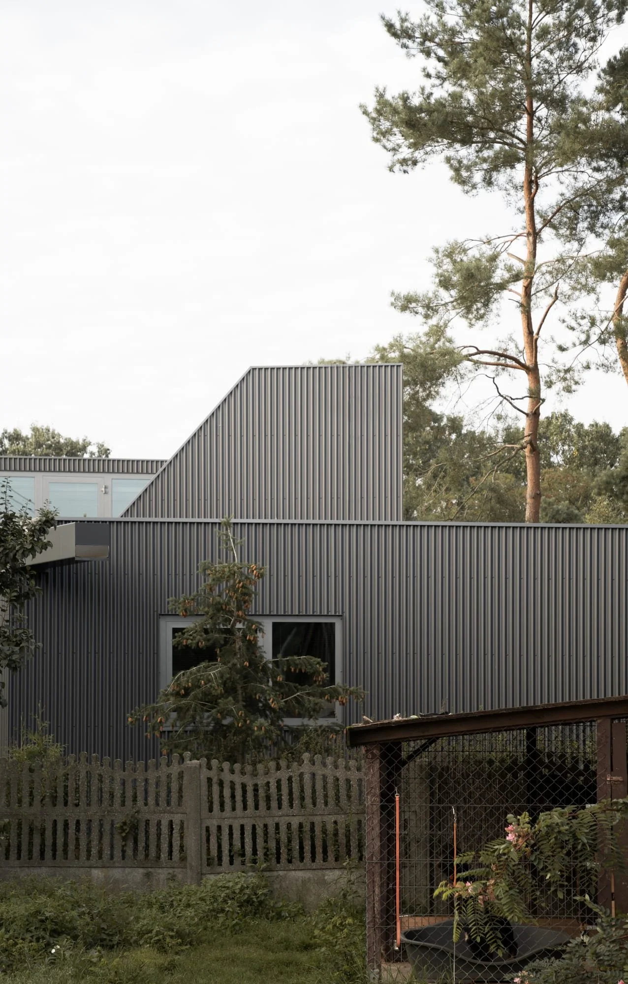 ugo-architecture-alex-shoots-buildings-terrace-with-a-house-by-the-lake.jpg