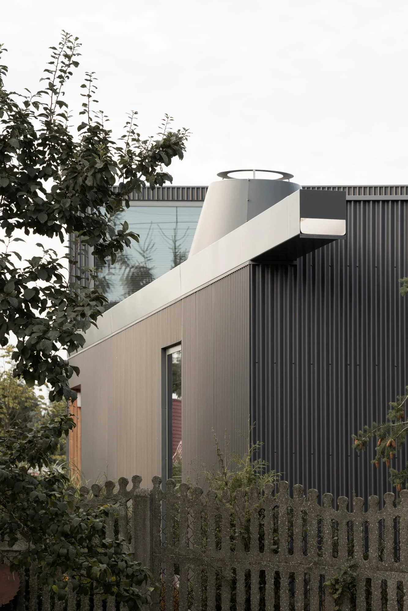 ugo-architecture-alex-shoots-buildings-terrace-with-a-house-by-the-lake (11).jpg