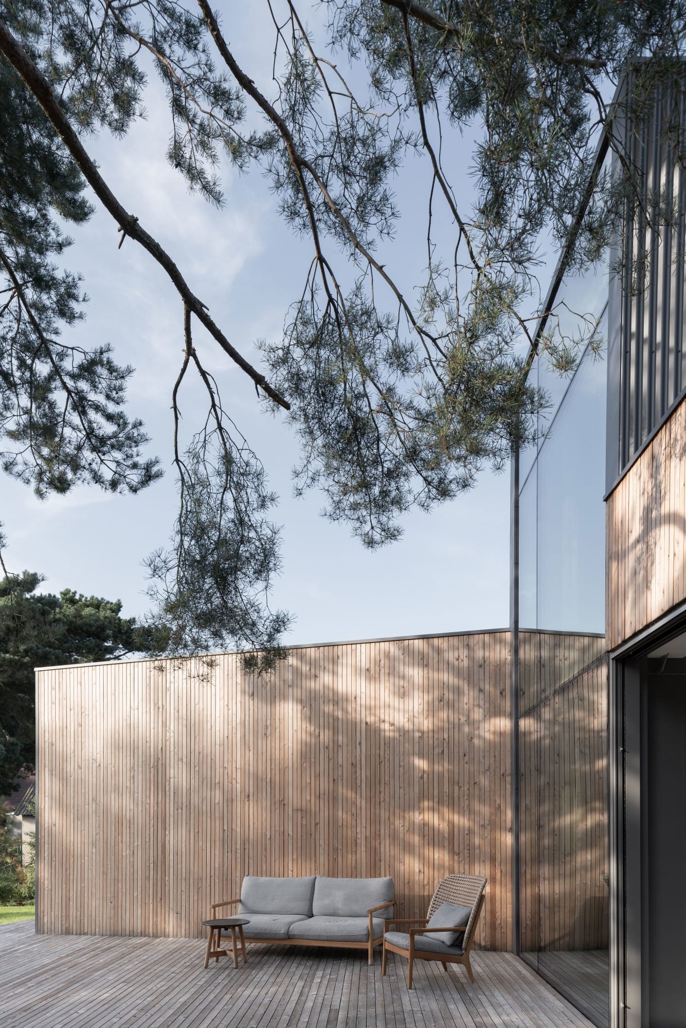 ugo-architecture-alex-shoots-buildings-terrace-with-a-house-by-the-lake (12).jpg