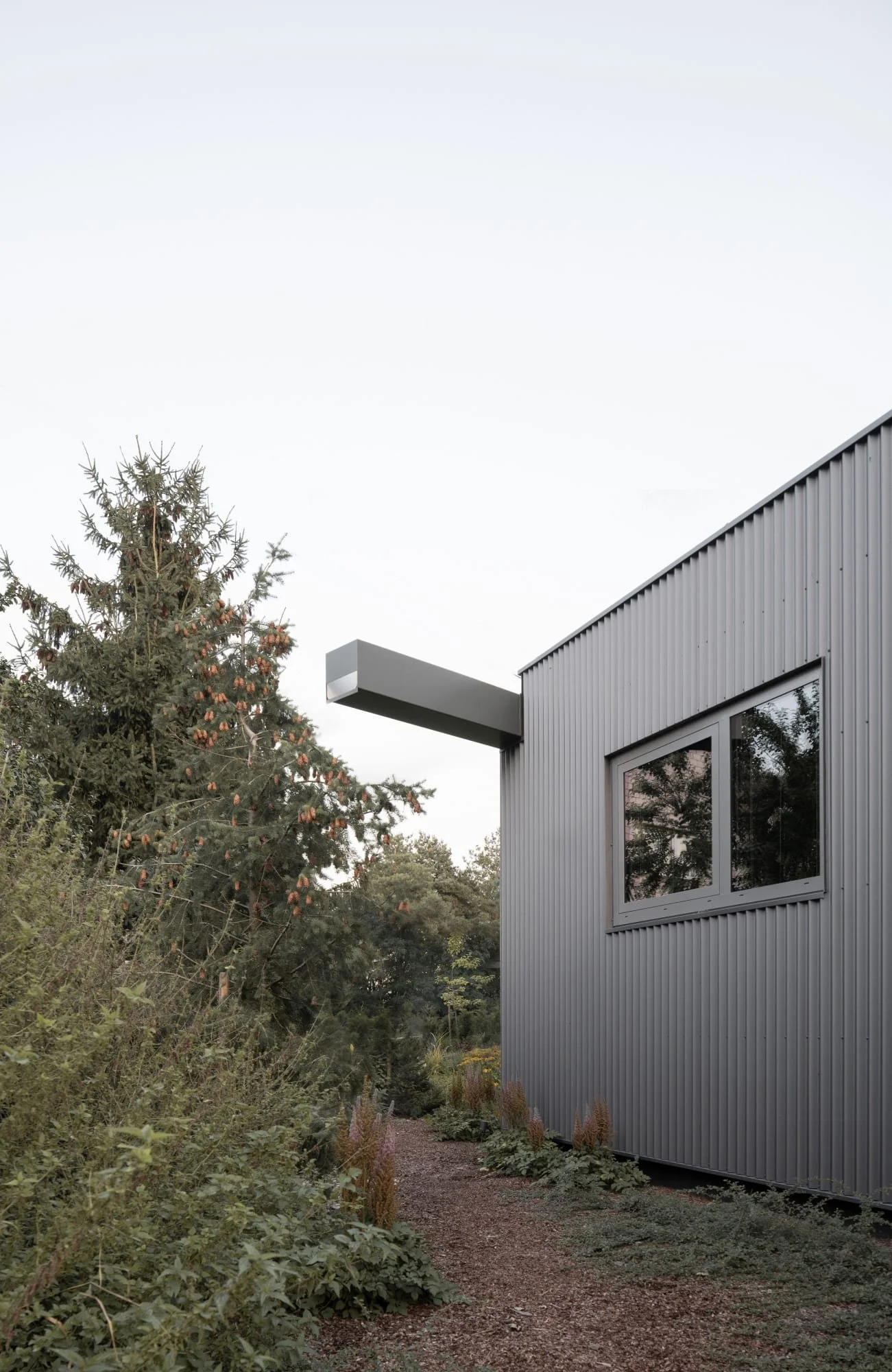 ugo-architecture-alex-shoots-buildings-terrace-with-a-house-by-the-lake (13).jpg