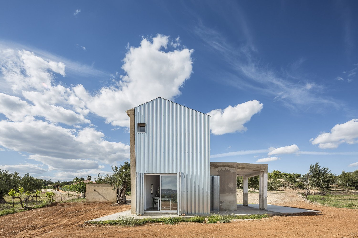 01_la_caseta_puerta_lateral_-_Pic_by_German_Cabo.jpg