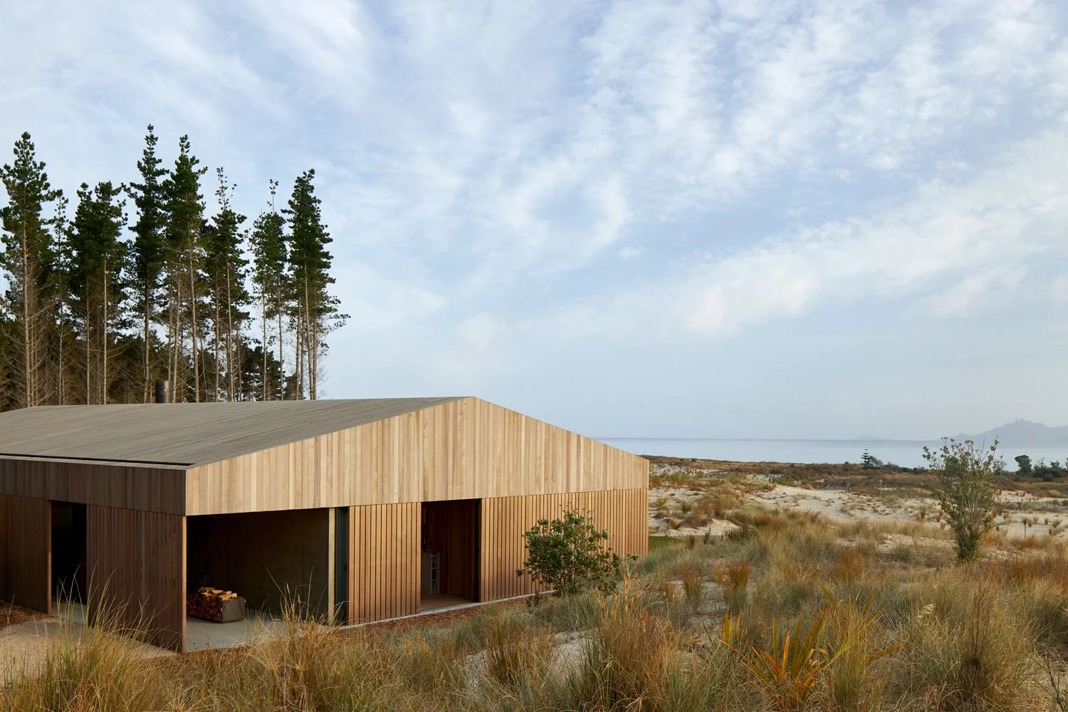 5ffd9dfdac7b01036453cdc2_thisispaper-off-grid-weekend-te-arai-beach-house-fearon-hay-architects-13.jpg