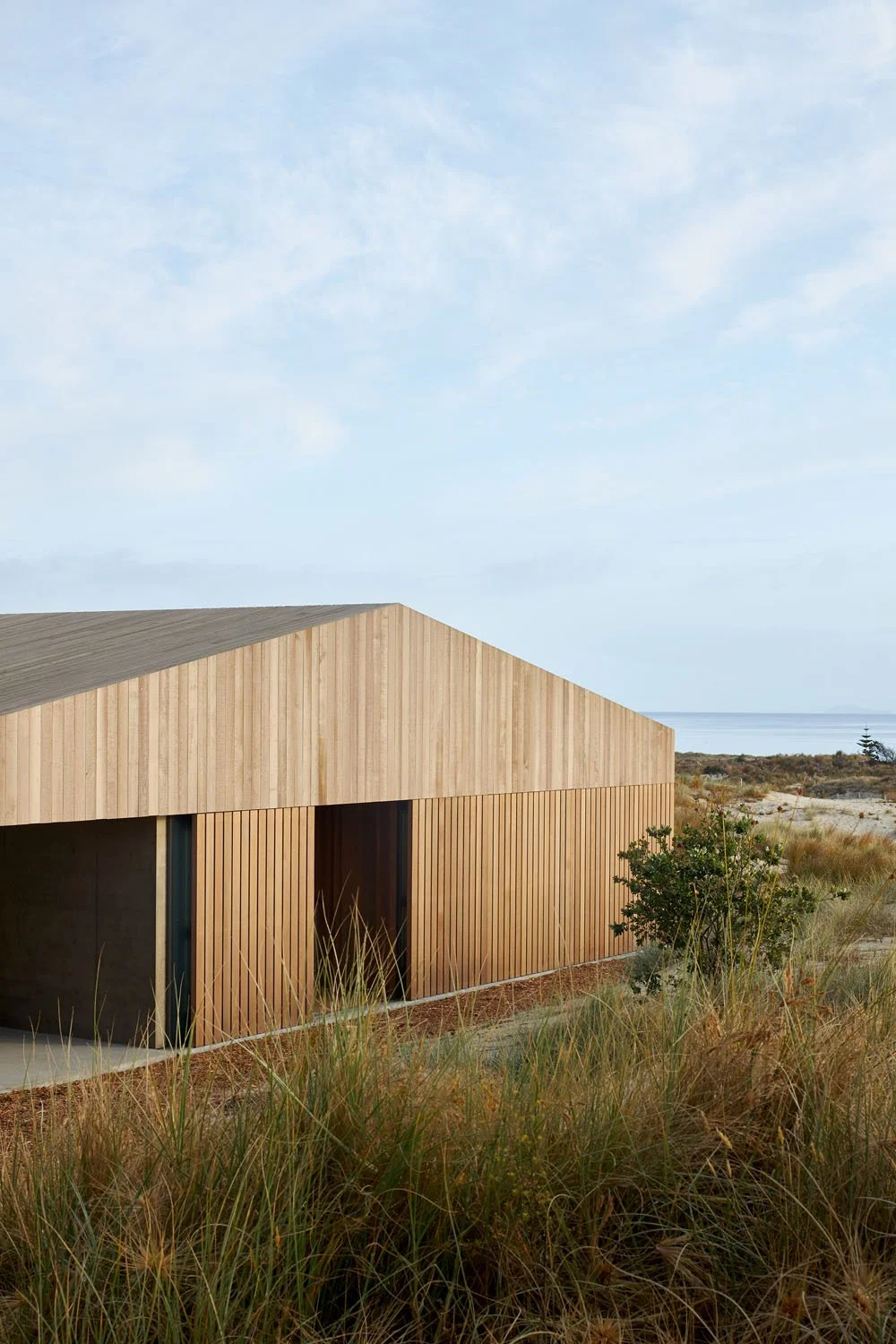 5ffd9e0358ddd86c064b5434_thisispaper-off-grid-weekend-te-arai-beach-house-fearon-hay-architects-11.jpg