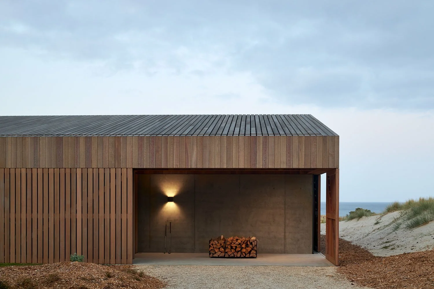5ffd9e039272944821a2d4ad_thisispaper-off-grid-weekend-te-arai-beach-house-fearon-hay-architects-10.jpg