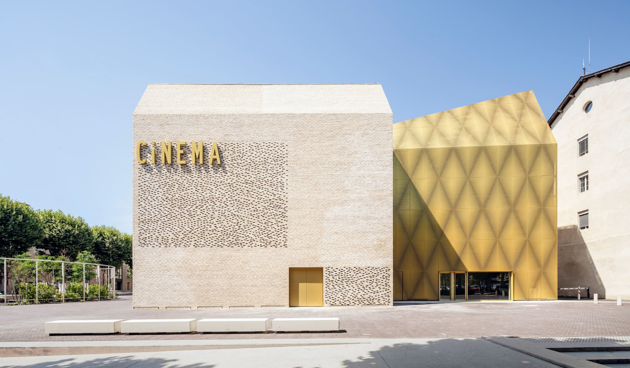 antonio-virga-architecte-luc-boegly-pierre-lasvenes-cinema-in-cahors (1).jpg