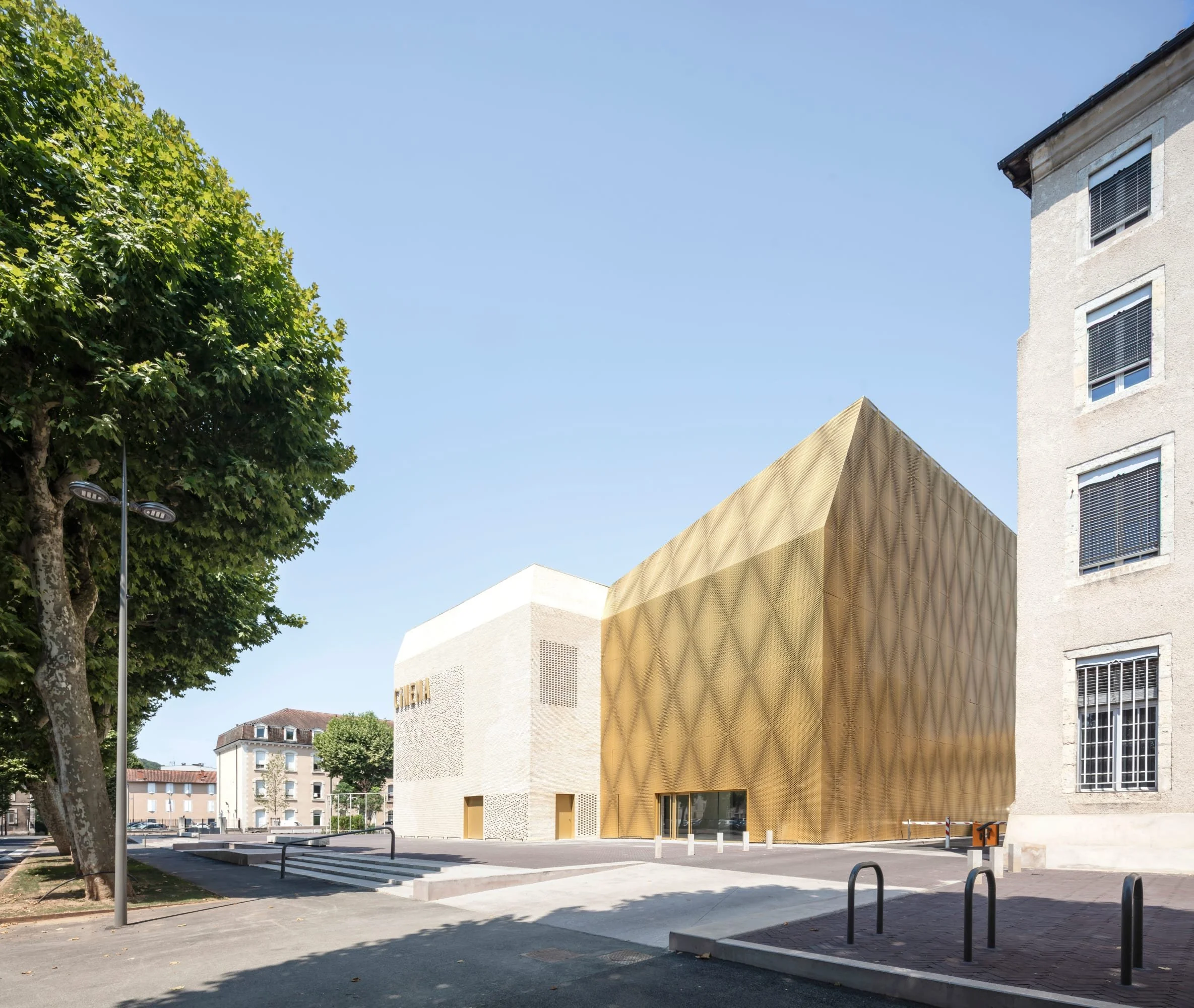 antonio-virga-architecte-luc-boegly-pierre-lasvenes-cinema-in-cahors (15).jpg