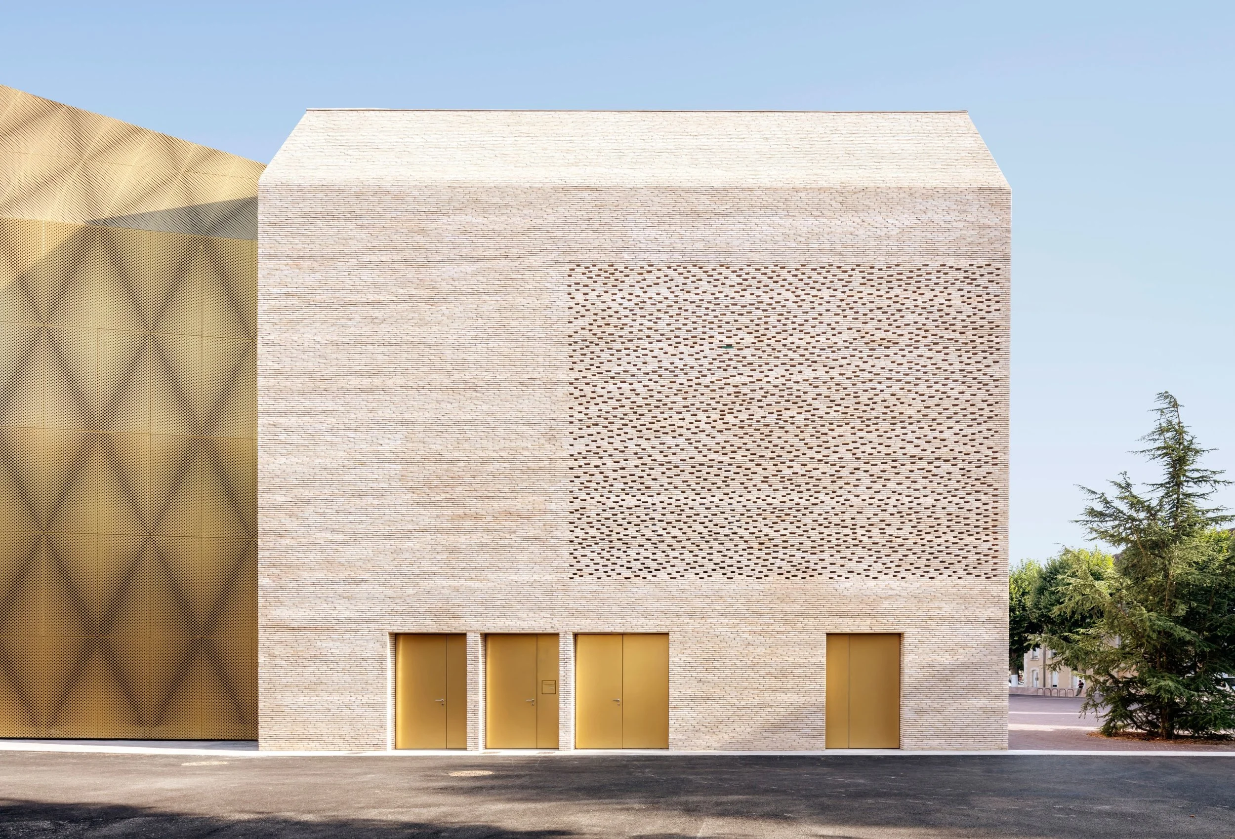 antonio-virga-architecte-luc-boegly-pierre-lasvenes-cinema-in-cahors.jpg