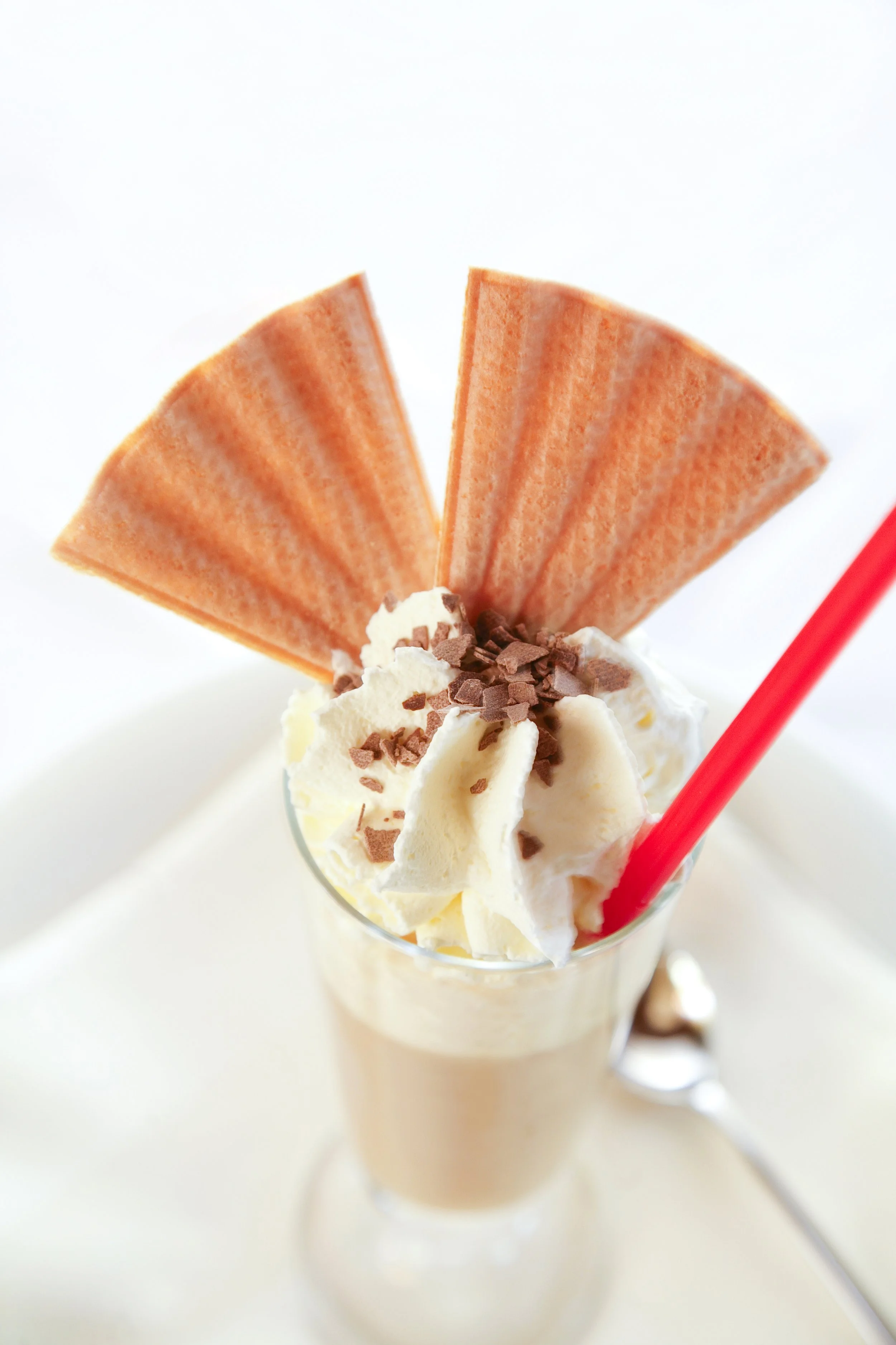 EISKAFFEE
Vanilleeis mit gekühltem Kaffee und Schlagsahne. Auf Wunsch auch gerührt.
€ 7.90