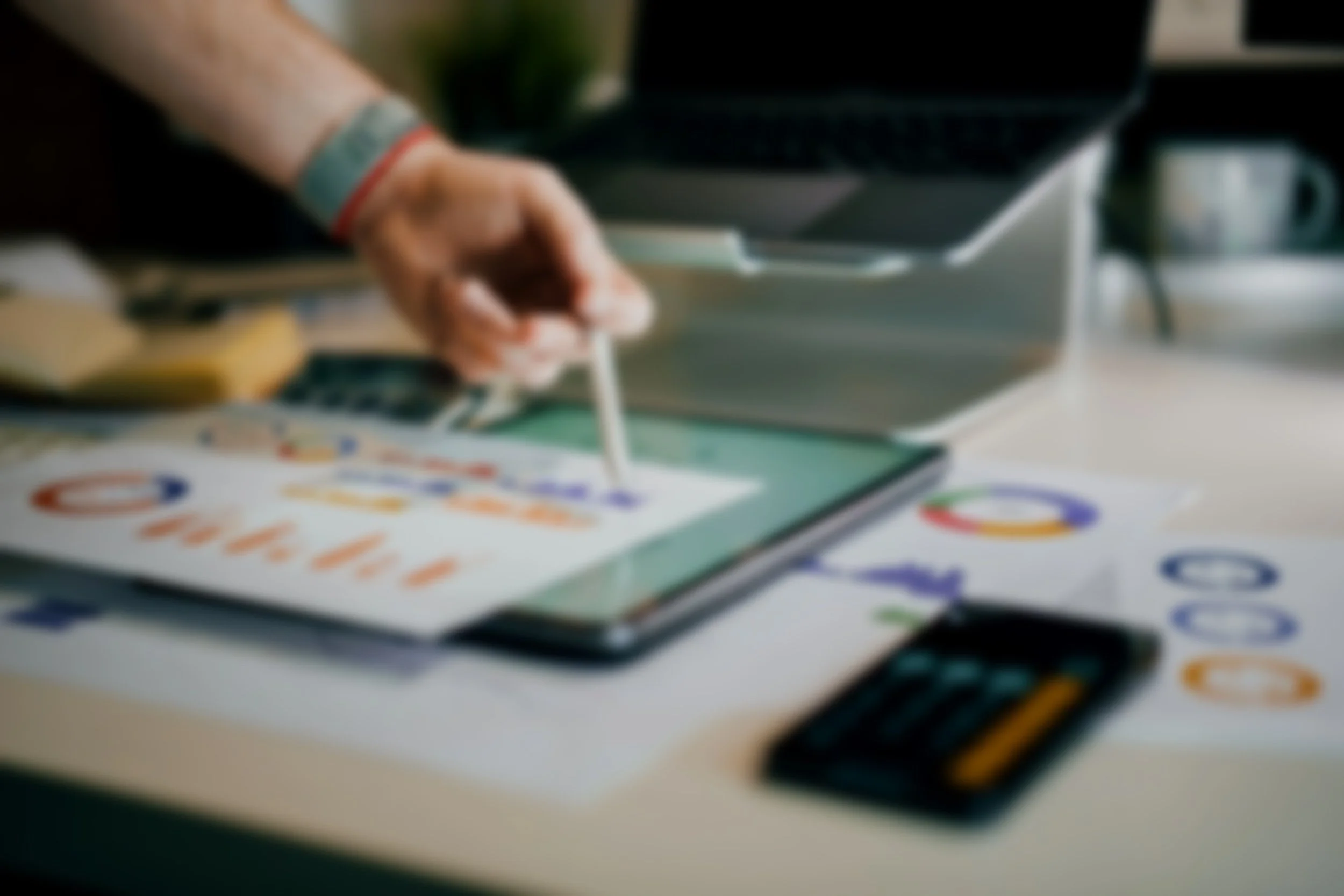 Strategische social media marketing die zichtbaar resultaat oplevert, met focus op bereik, engagement en merkvertrouwen op Youtube, TikTok, Instagram & LinkedIn