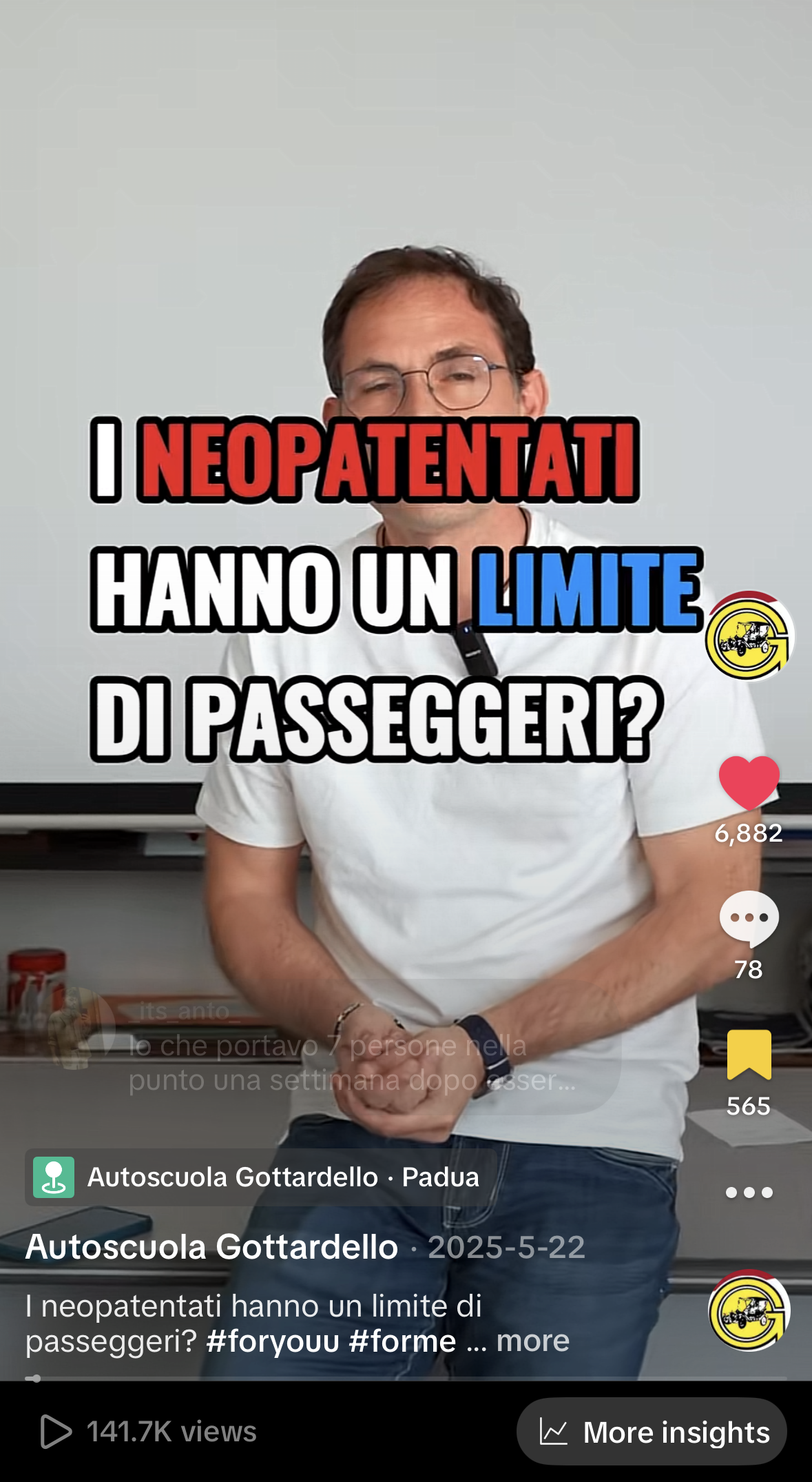 Man met bril en wit shirt staat voor wit bord met tekst over neopatenten en limieten van passagiers.