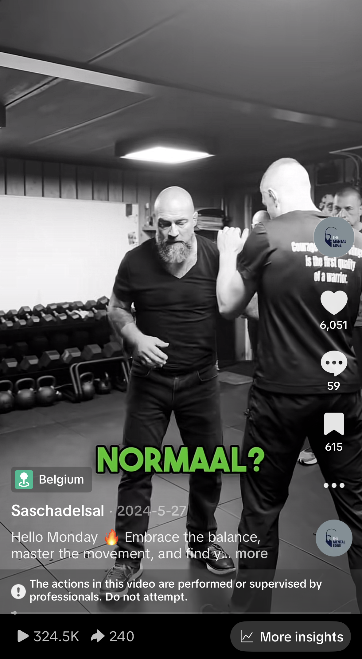 Twee mannen in een sportschool, één stopcontact en gewichten op de achtergrond, ze oefenen samen en lachen.