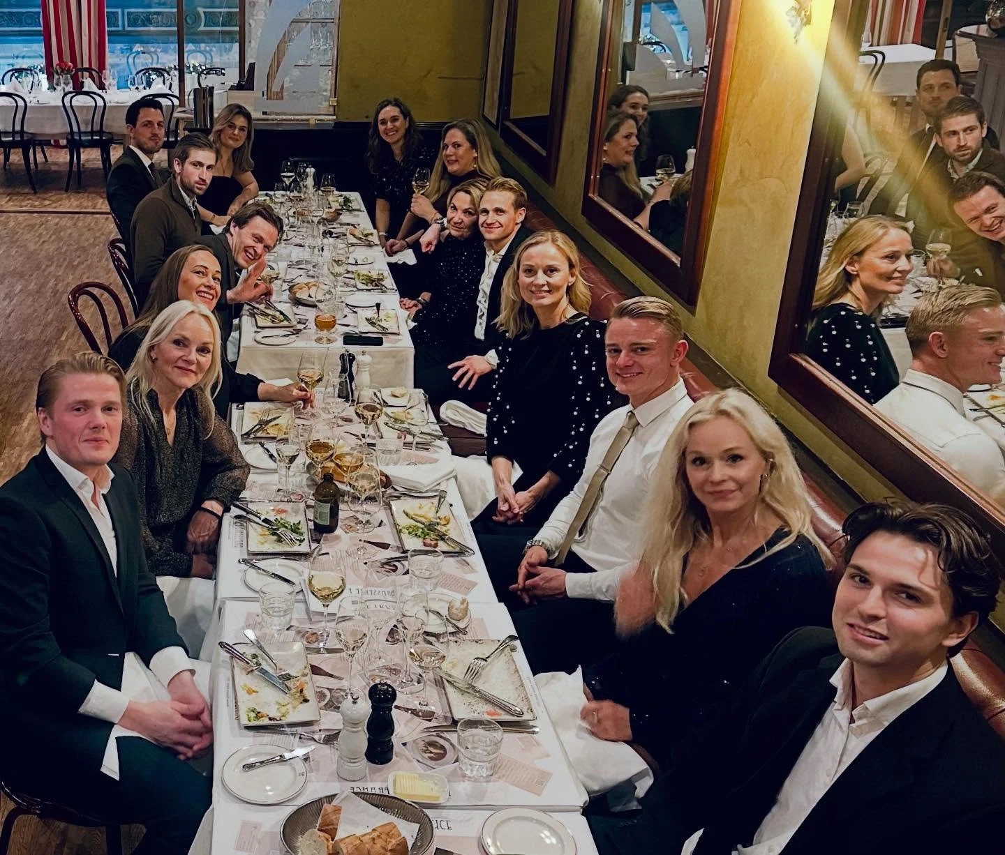 &Aring;rets julebord med favorittgjengen p&aring; Klinikk Frogner🥳🙏Takk for en nydelig kveld p&aring; @brasseriefrance . Jeg har de beste kollegaer🙏 Takk for dette fine &aring;ret sammen, gleder meg til det neste🙏👏 #julebord