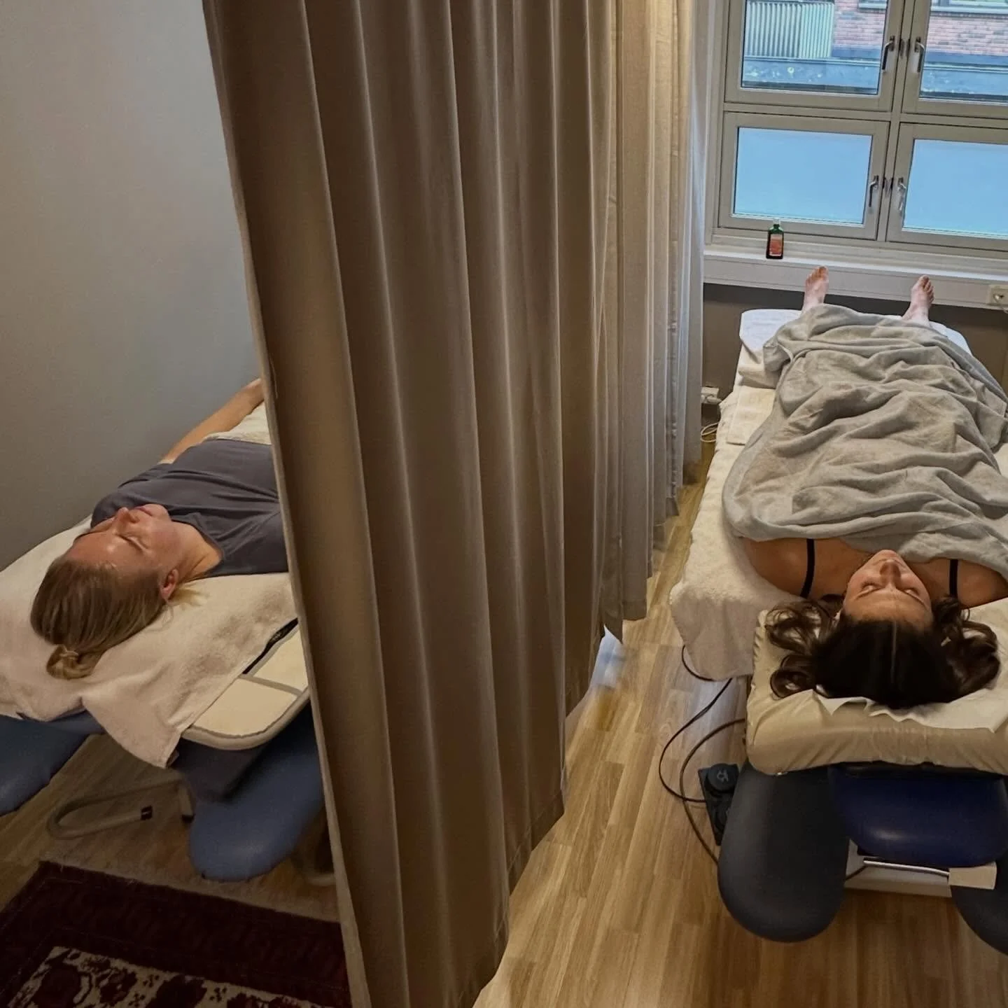 Veldig hyggelig &aring; ha venninner, mor og datter og ektepar p&aring; benken samtidig 👍🤩 #sosialhelse #akupunktur #p&aring;akupunkTURsammen ❤️