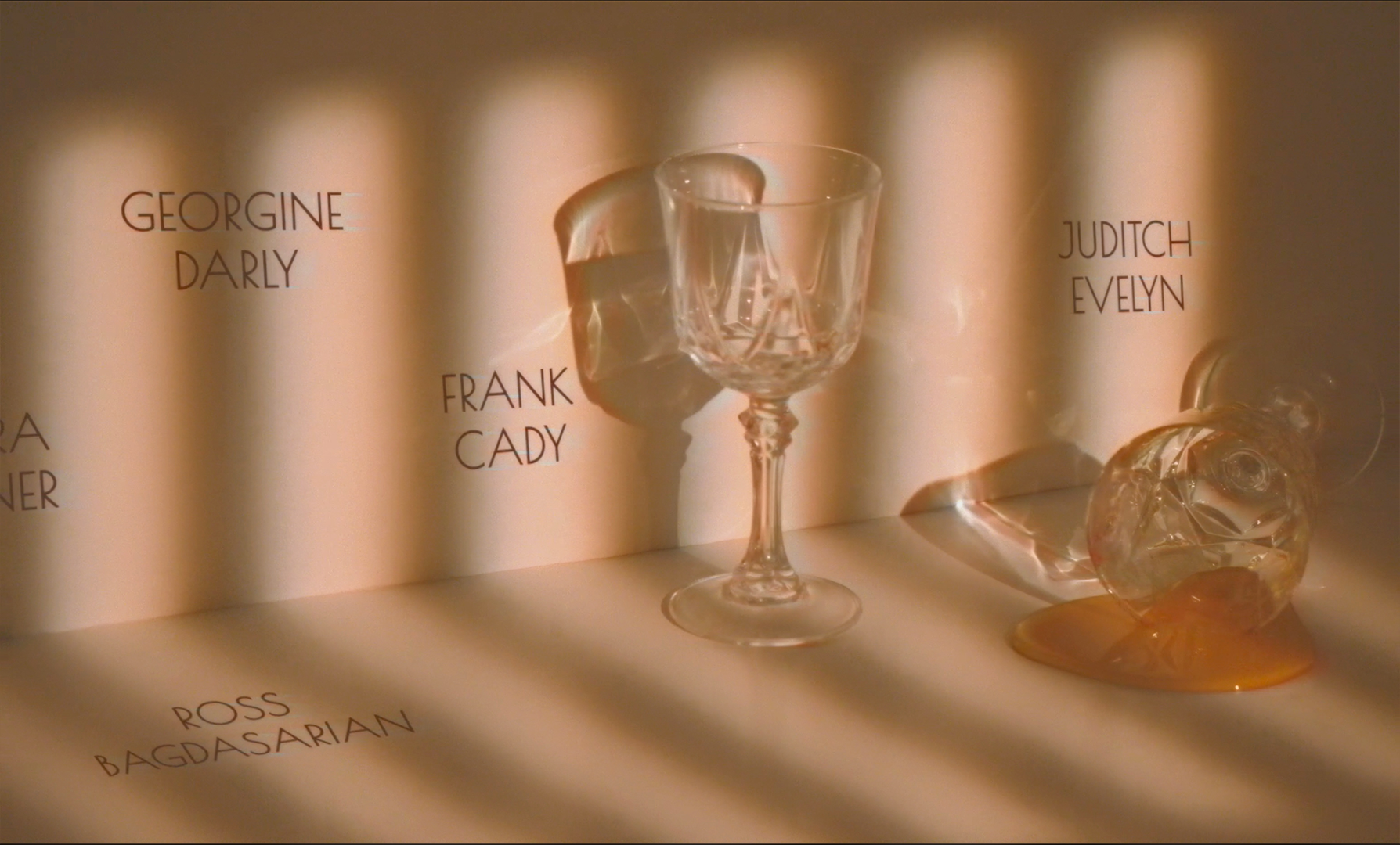 Générique Rear window, verres typographie - capucine bertin