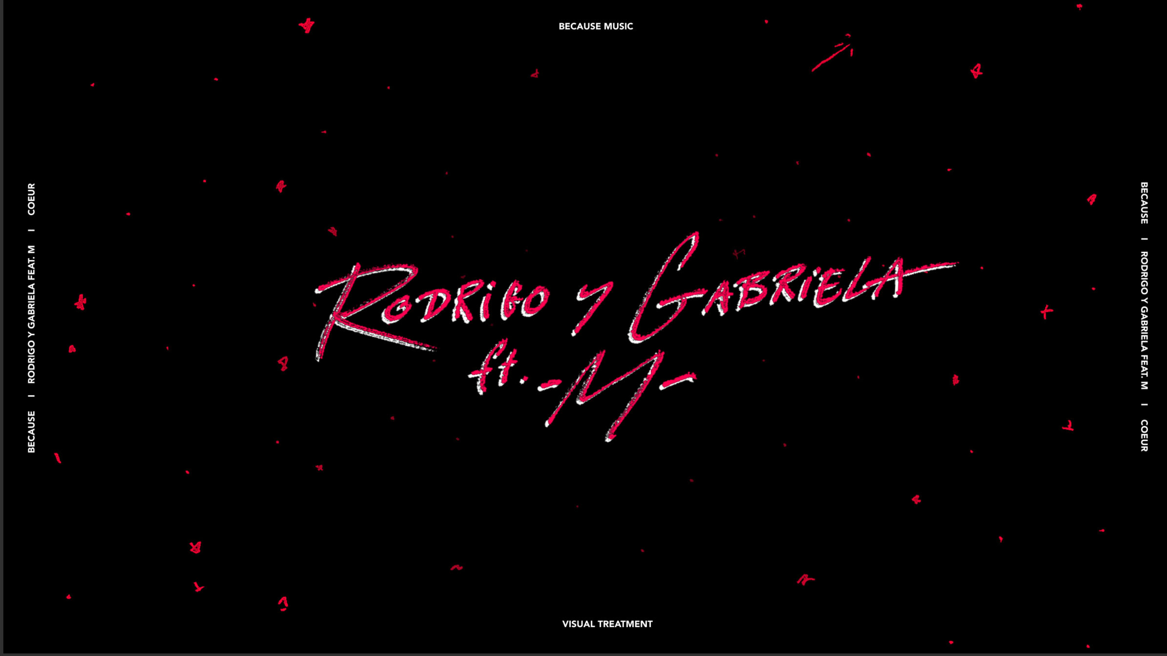 Une image avec un fond noir, des éclaboussures roses et le texte écrit à la main en rose et blanc : "Rodrigo y Gabriela ft. M". En haut, il y a la phrase "Because music" et sur les côtés, des légendes indiquant "Because" et "Coeur".