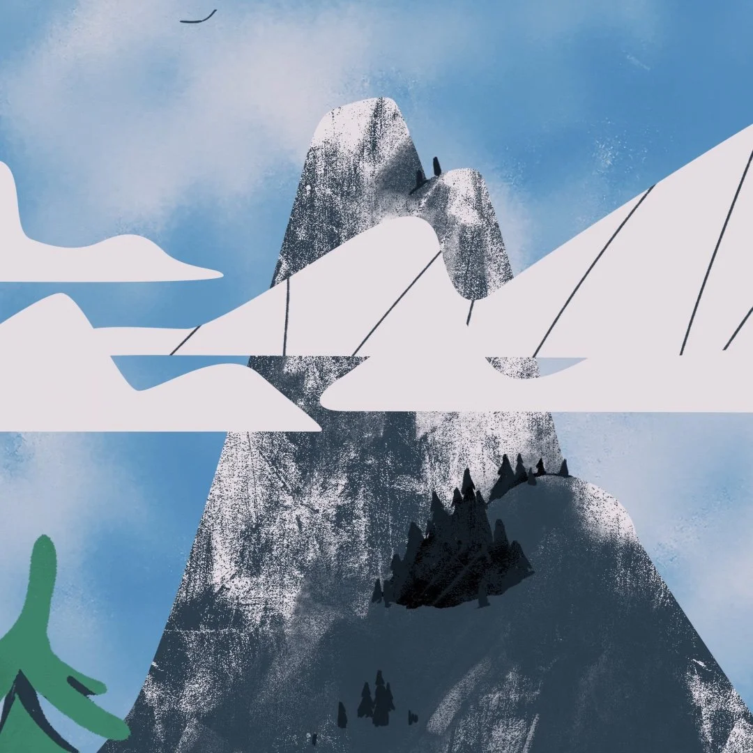 Montagne enneigée avec des sommets rocheux, nuages dans le ciel et quelques arbres en bas.