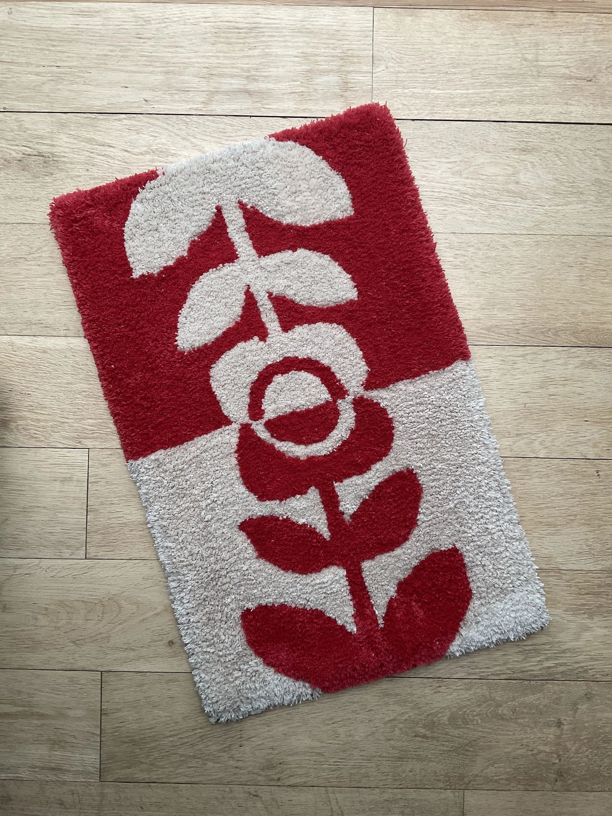Tapis fleur rouge et blanc - Capucine Bertin