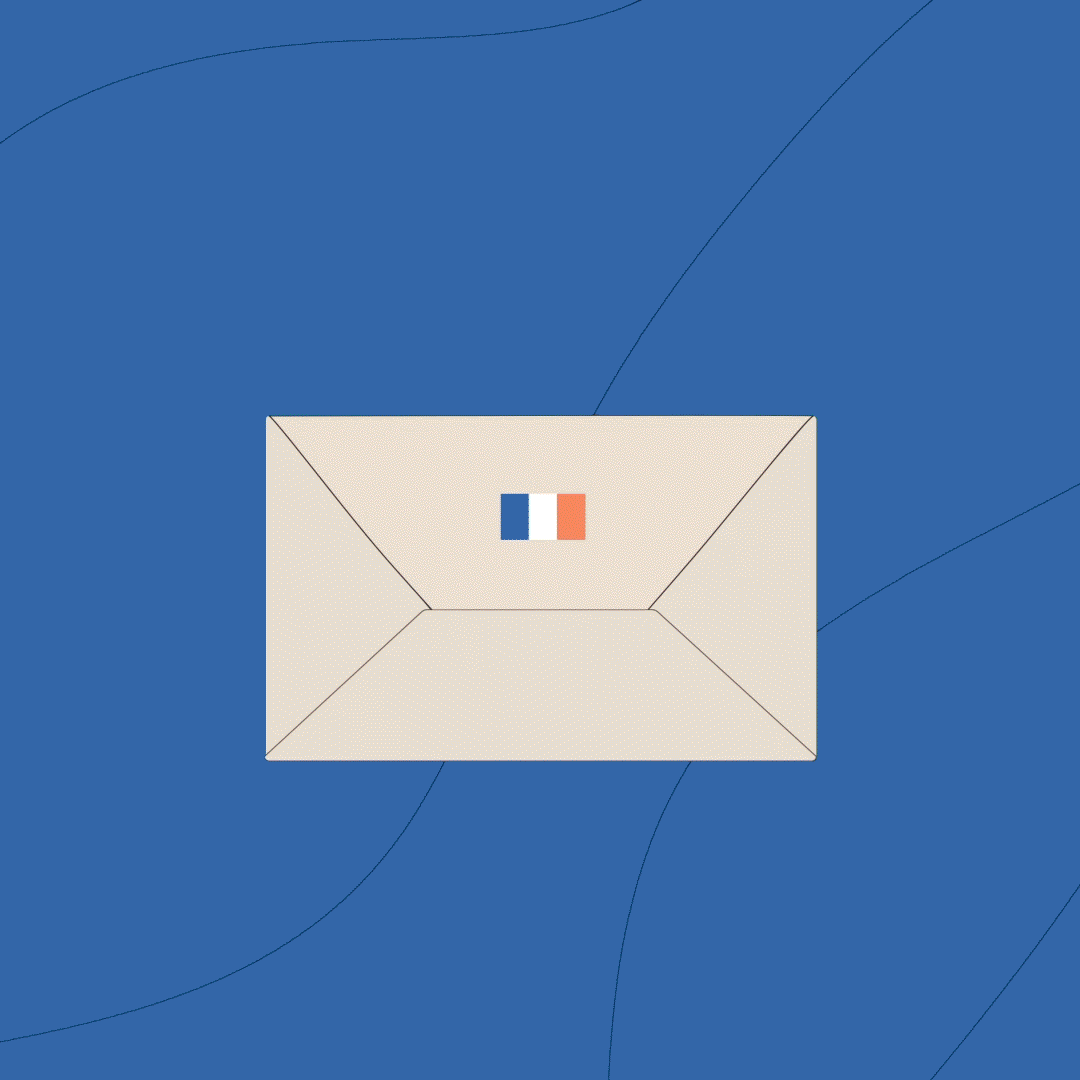 Une enveloppe beige avec un petit drapeau français au centre, sur un fond bleu avec des lignes courbes