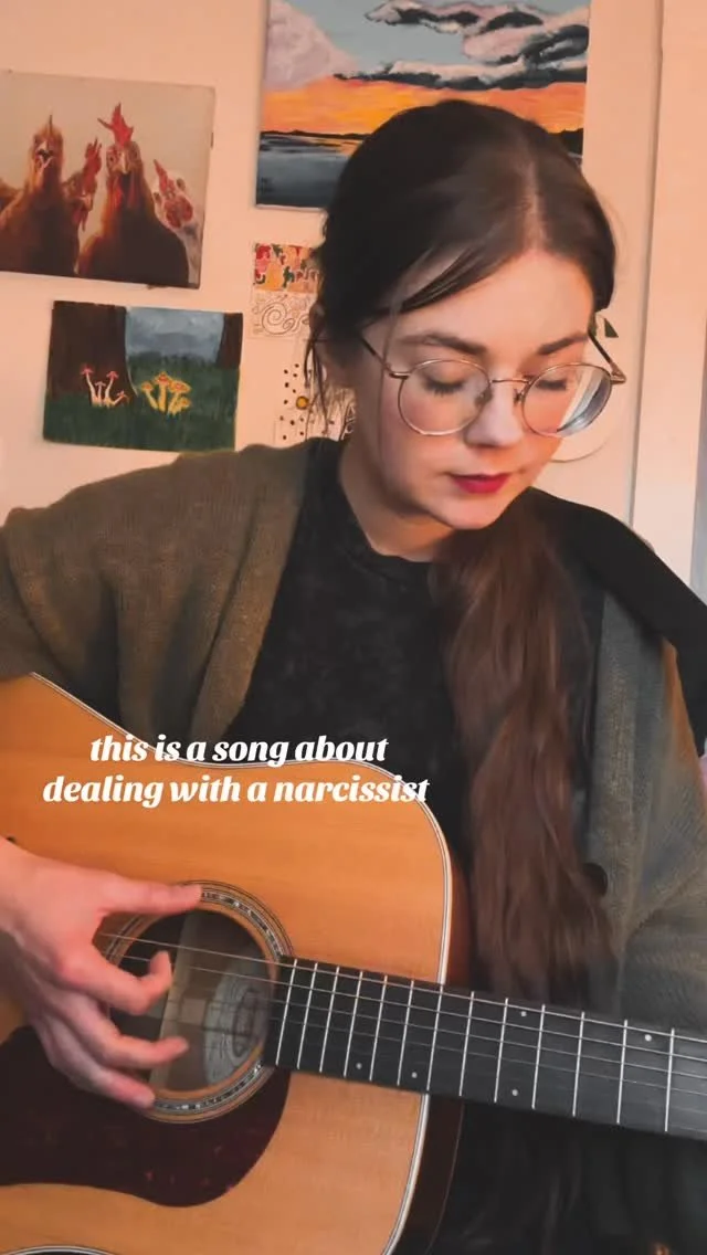 A song about dealing with a narcissist. Definitely NOT based on a true story….🤫
#singersongwriter #newmusic #originalsong #music #folk #indie #narcissist_survivor