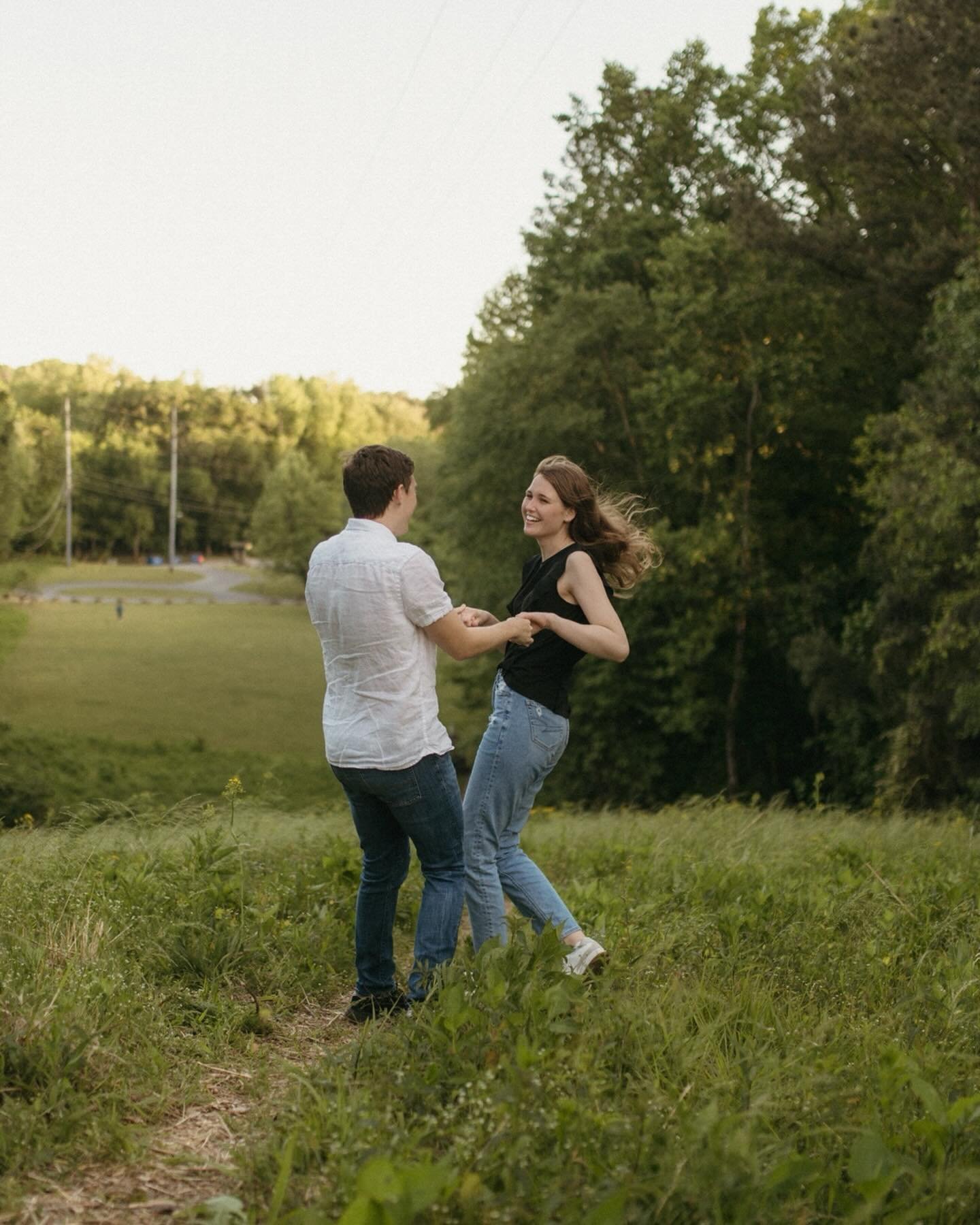 madeline &amp; alex ✨ a sweet lil engagement session by the river - so glad these two were up for everything I suggested, even scrambling up a hill to chase the sun!

#atlantaengagementphotographer