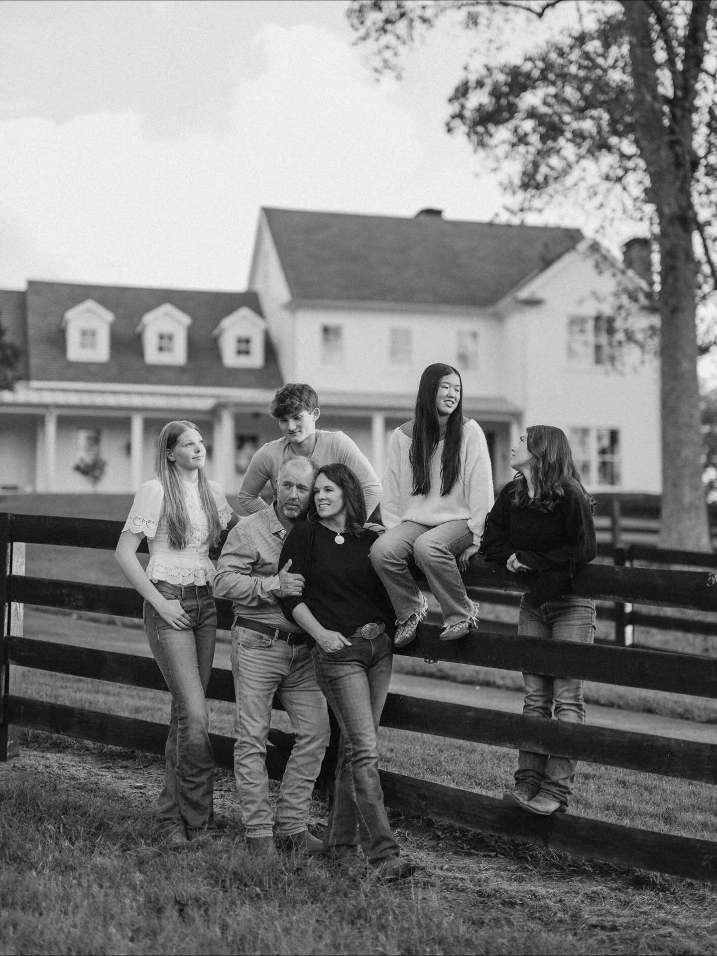 These family portraits needed a permanent spot on my grid 🖤 

#atlantafamilyphotographer #miltonfamilyphotographer #family #blendedfamily