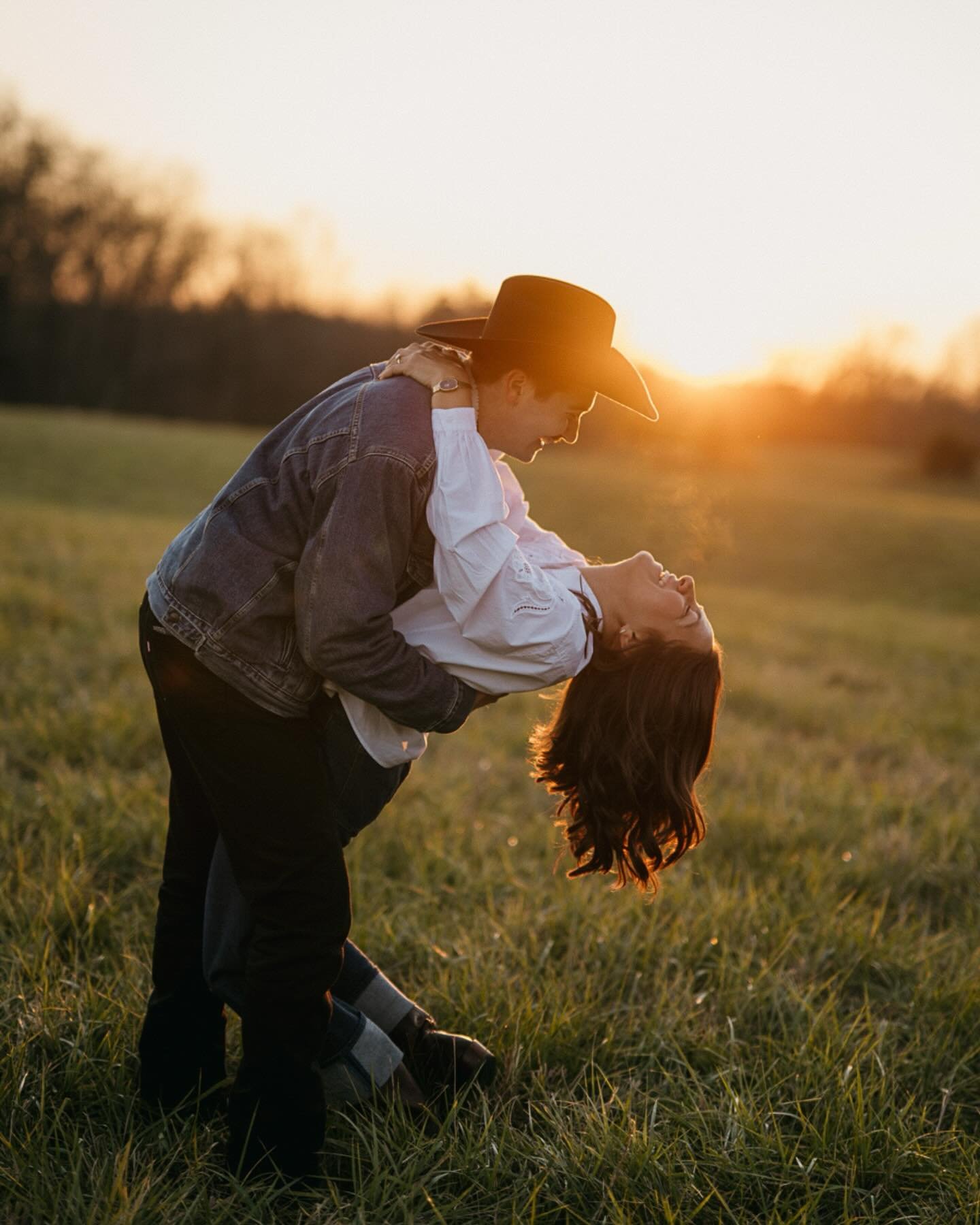 Nothing quite like a shimmery golden hour engagement session featuring wide open spaces, pups free to roam, cowboy hats and two people madly in love 💛✨