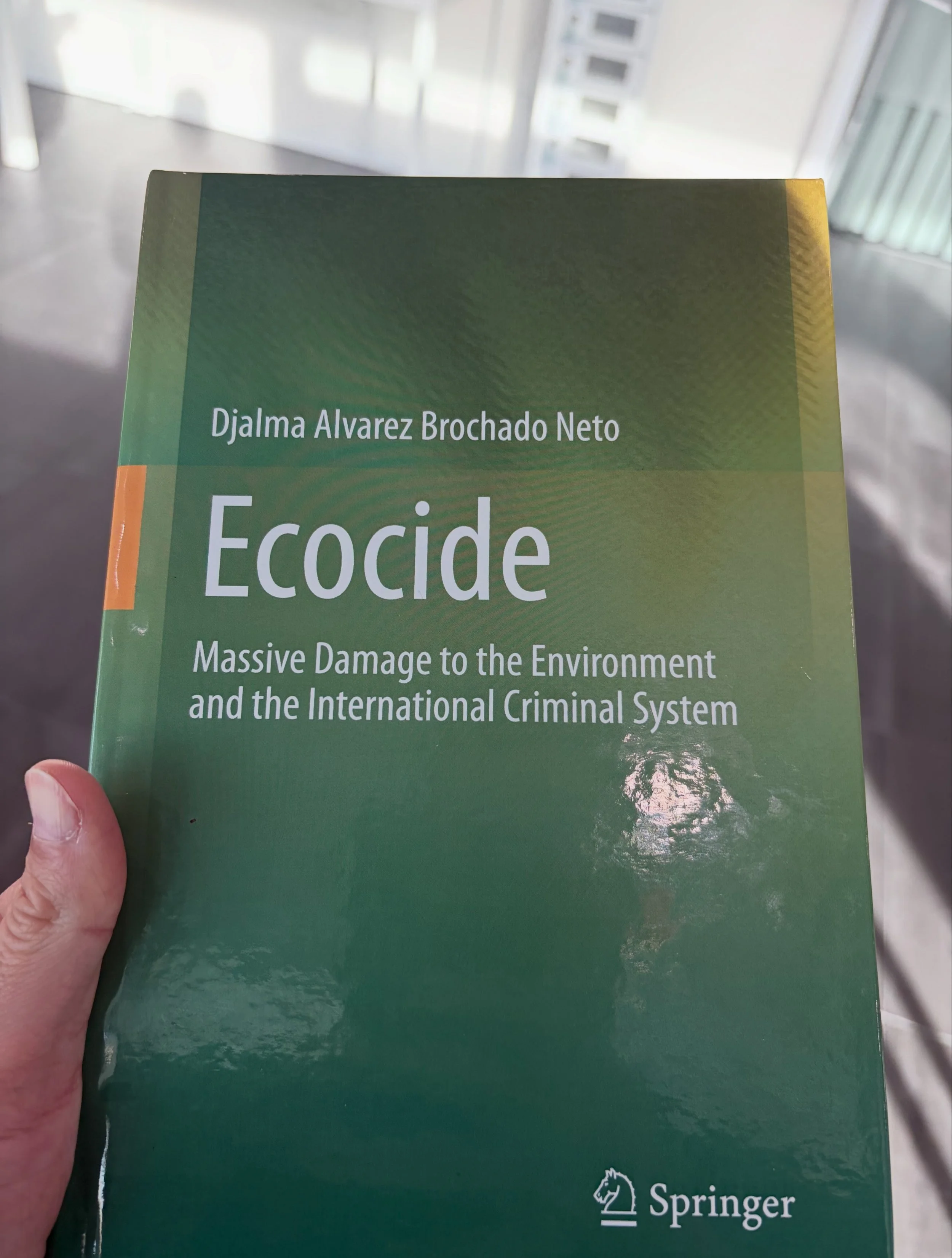 Acabei de fazer uma entrega especial para a biblioteca do Tribunal Penal Internacional. 
O livro de @djalmabrochado , &ldquo;Ecocide: massive damage to the Environment and the International Criminal System&rdquo;, da @springer1842_ , que investiga um