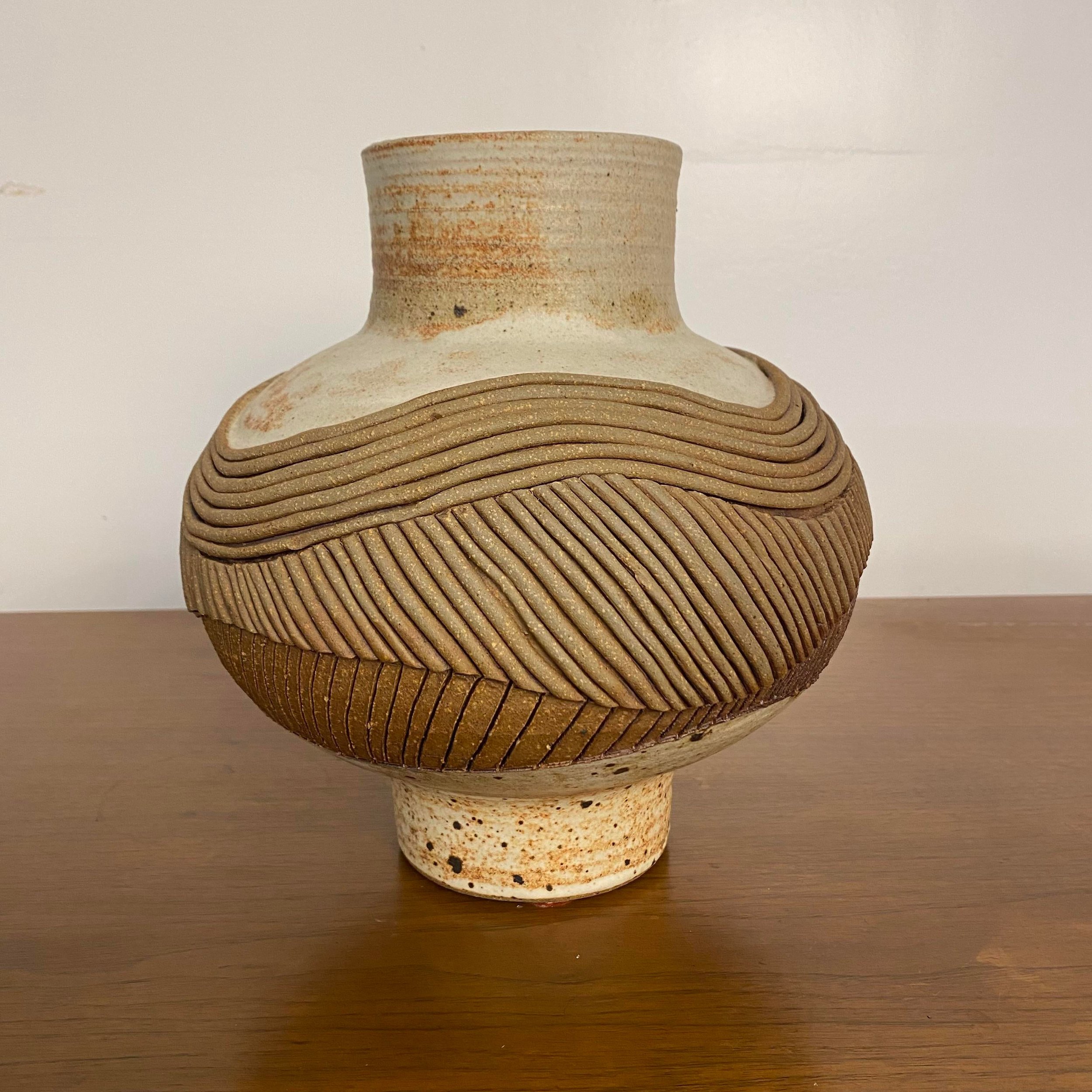 signed-unknown-artist-pottery-sculpture-vase-2604.jpeg