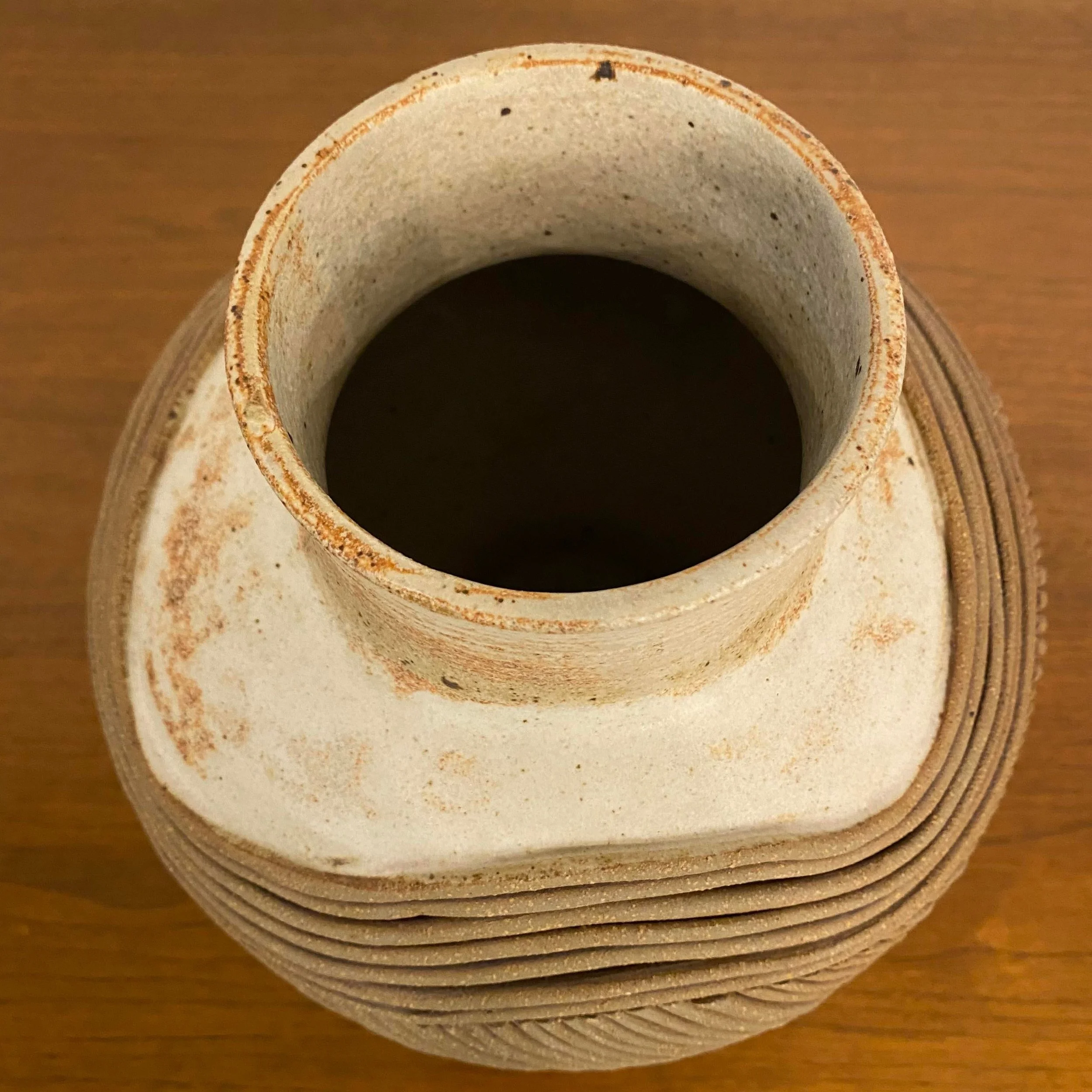 signed-unknown-artist-pottery-sculpture-vase-7295.jpeg
