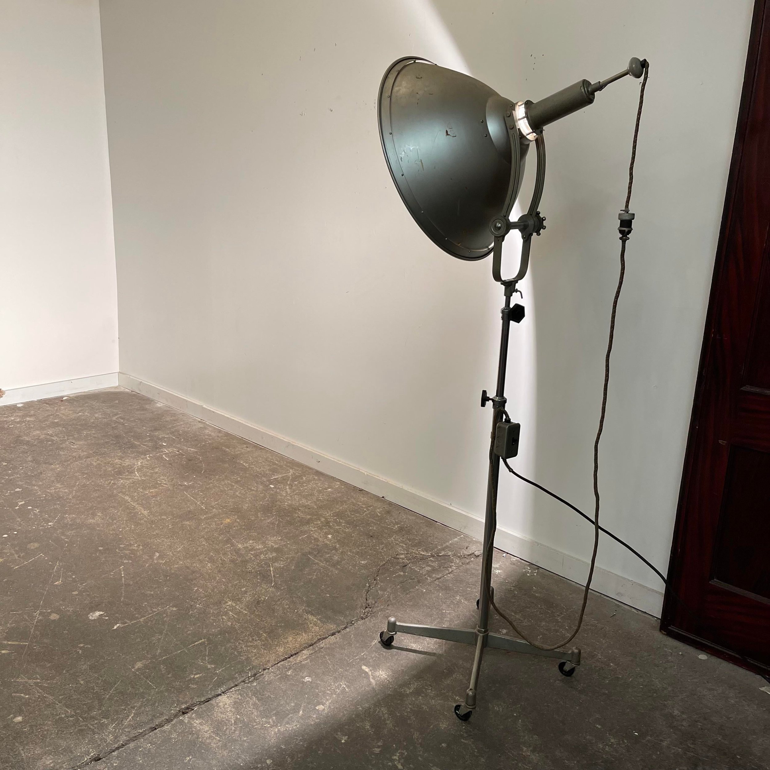 1950s-industrial-studio-modeling-light-2494.jpeg