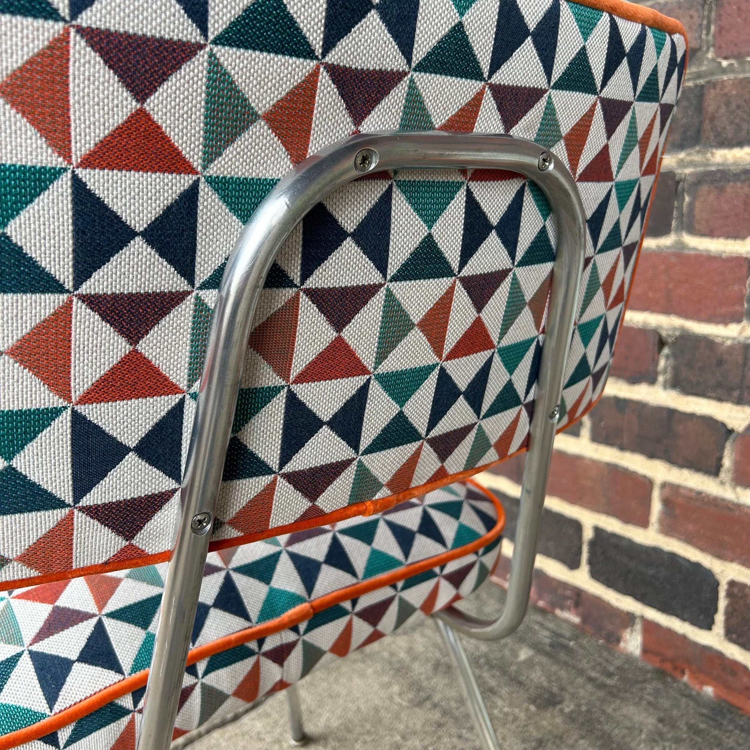 set-of-4-early-george-4671-aluminum-frame-nelson-chairs-recovered-in-geometric-sunbrella-fabric-9724.jpeg
