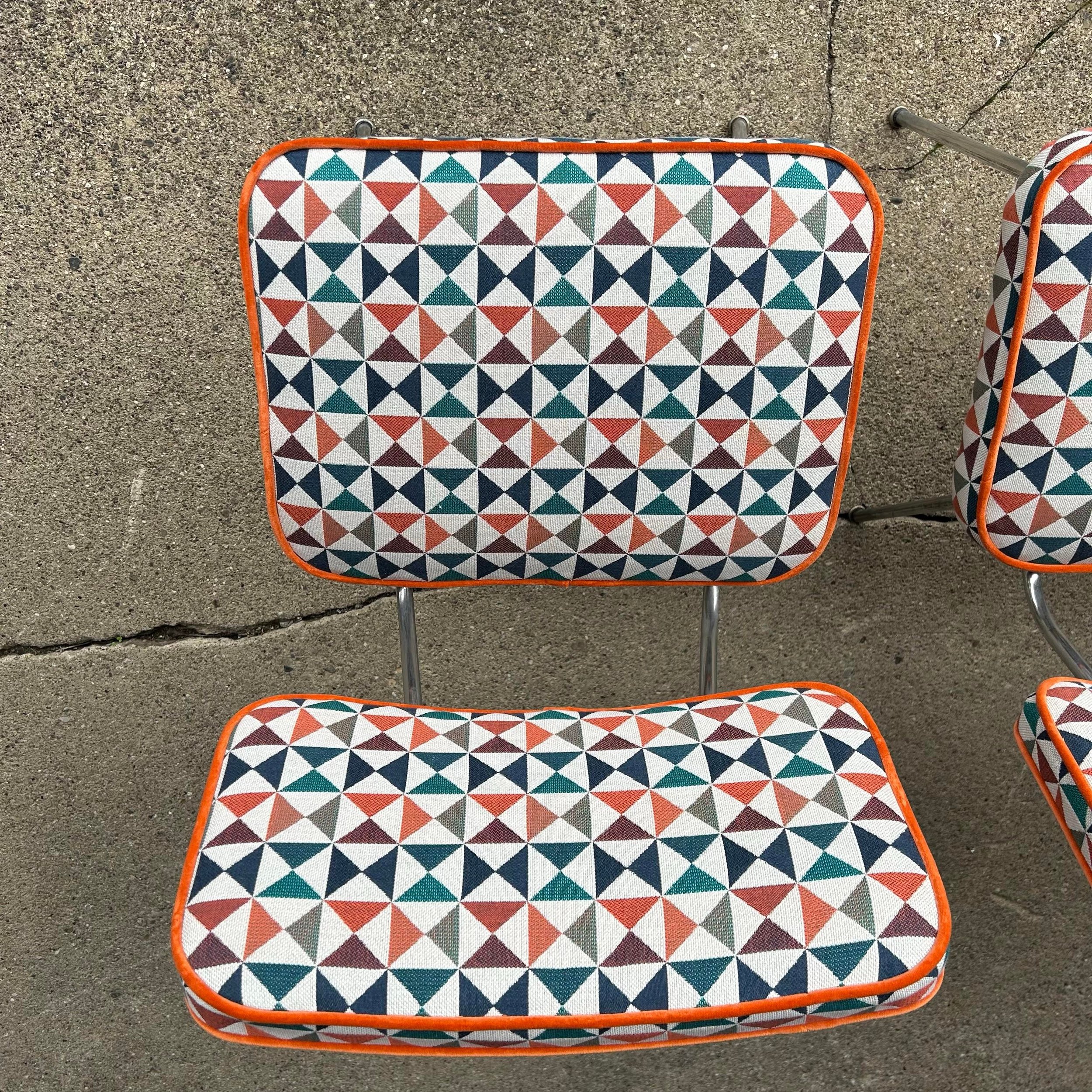 set-of-4-early-george-4671-aluminum-frame-nelson-chairs-recovered-in-geometric-sunbrella-fabric-5657.jpeg