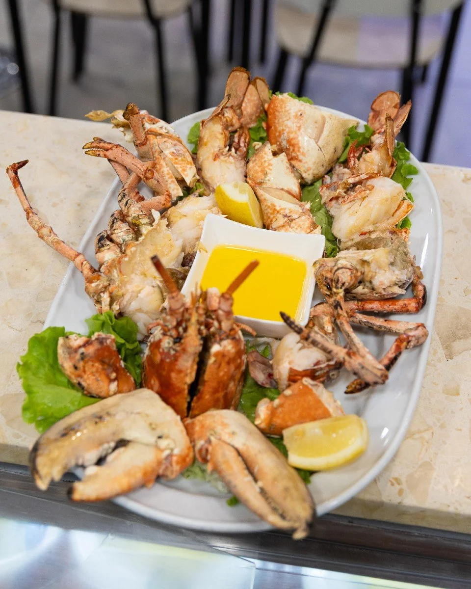 🦞 **Uma bela lagosta, preparada como só no Eduardo sabemos fazer!**
Sempre fresca, vinda diretamente do nosso viveiro para a sua mesa, pronta a ser apreciada com todo o sabor do mar.
📞 214 573 303 (rede fixa nacional)
📱 911 073 890 (rede