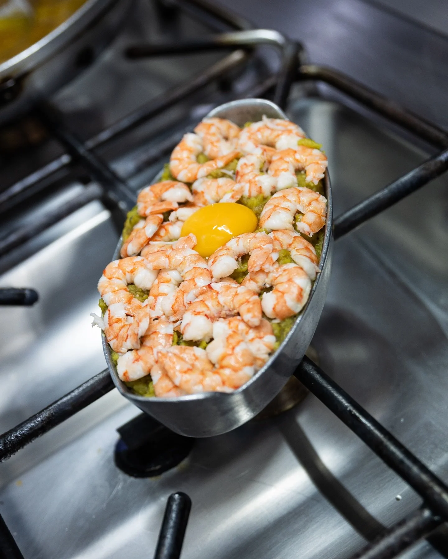 🥣🦐 Açorda de Gambas — Uma das Especialidades do Eduardo das Conquilhas!
Cremosa, cheia de sabor e sempre preparada no momento, a nossa açorda de gambas é daquelas que sabem mesmo a casa.
Venha provar ou encomende para s