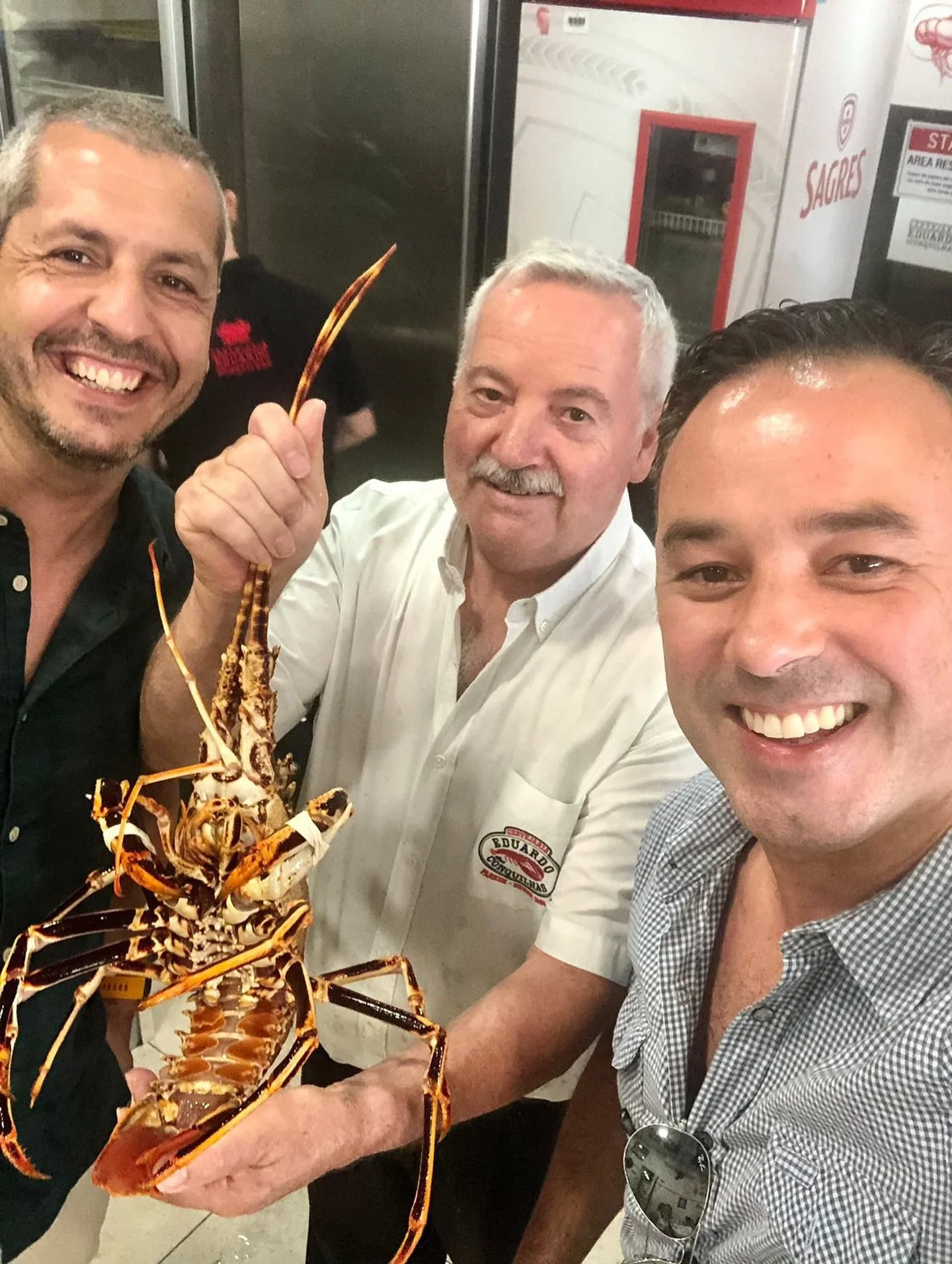 🦞 Já foi! A nossa famosa lagosta gigante encontrou quem não resistisse ao desafio!
Um enorme obrigado ao cliente que a levou para a mesa — e para a história do Eduardo das Conquilhas! 📸👏
#EduardoDasConquilhas #LagostaG