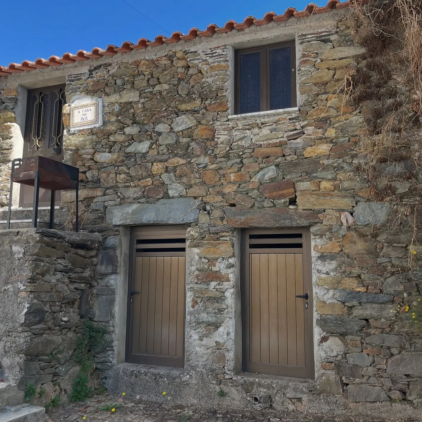 📍Moninho, Pampilhosa da Serra.
Foi aqui que tudo começou. Esta é a casa onde nasceu o Sr. Eduardo, o rosto e alma da Cervejaria Eduardo das Conquilhas.
Um lugar simples, de pedra e memórias, onde se formaram os valores que hoje