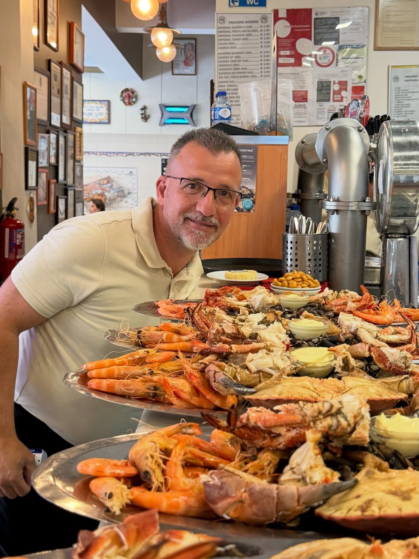 📸 A nossa equipa já está à sua espera!
O marisco está pronto, as travessas a sair, e o sorriso é sempre garantido!
Venha saborear mais um fim de semana inesquecível no Eduardo das Conquilhas 🦀🍤🍺
📍 Pared