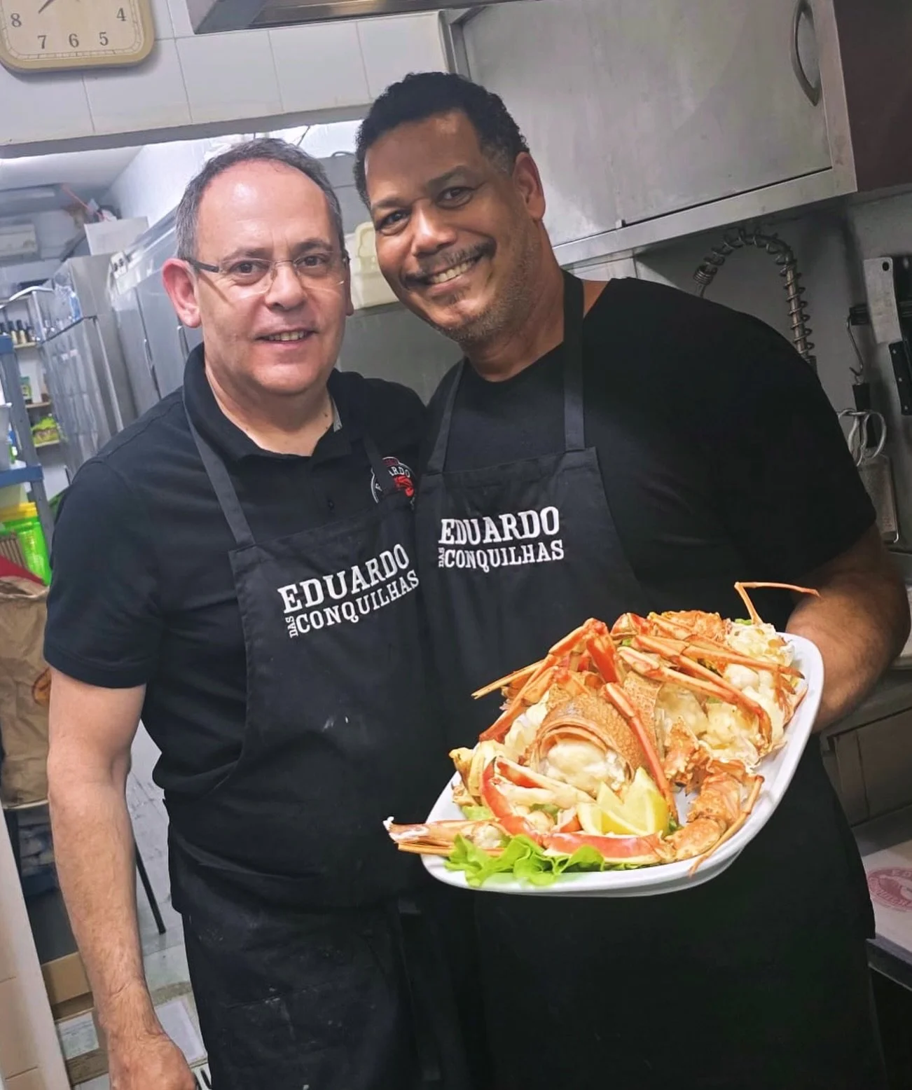 🦞 Os nossos fant&aacute;sticos mestres do marisco em a&ccedil;&atilde;o.

Lu&iacute;s e Marcos a preparar uma lagosta grelhada ao momento, com a experi&ecirc;ncia e a mestria que j&aacute; fazem parte da casa.

Do viveiro para a grelha, diretamente 