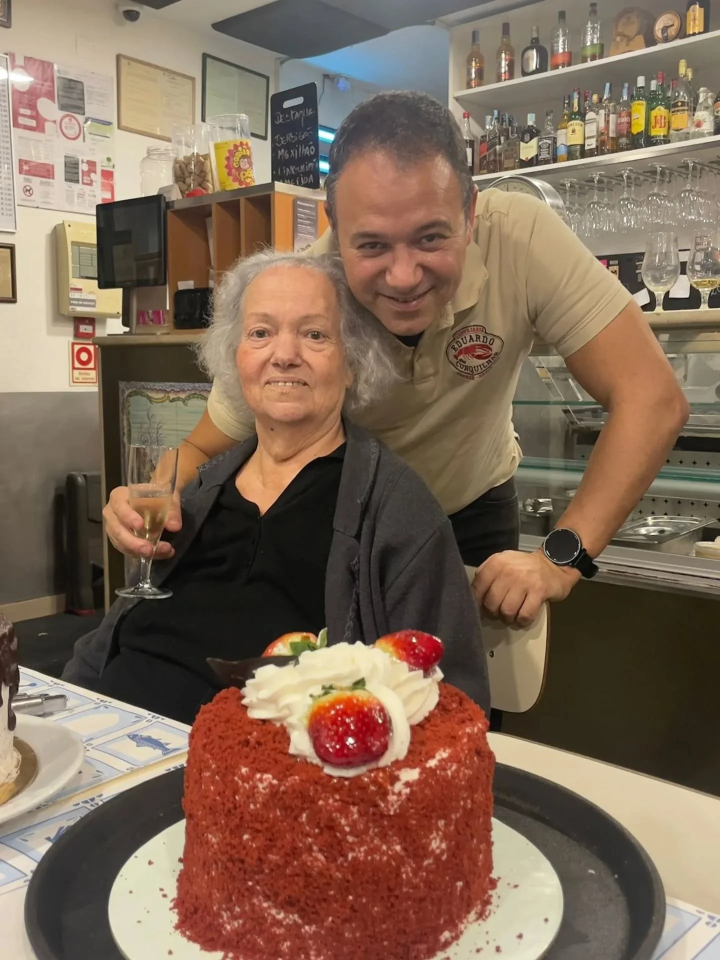 Hoje &eacute; dia dos 35 do nosso Ricardo.
Ontem &agrave; noite a D.Guida juntou-se ao jantar do staff para cantar os parab&eacute;ns ao Ricardo !!