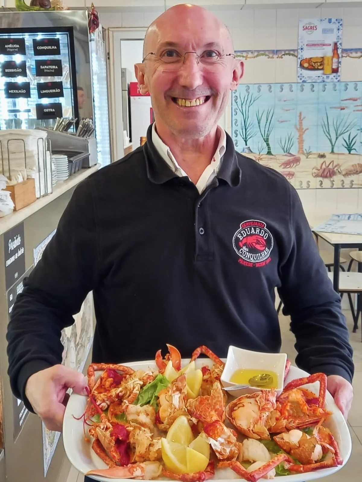 O nosso Jo&atilde;o est&aacute; sempre pronto para o receber&hellip; e sempre com um sorriso! 😄

No Eduardo das Conquilhas acreditamos que um bom prato de marisco fica ainda melhor quando &eacute; servido com simpatia e boa disposi&ccedil;&atilde;o.