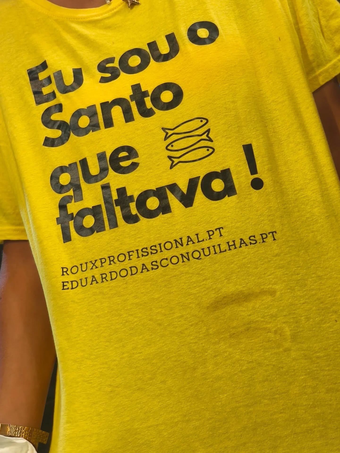 Foi em conjunto com o nosso parceiro @rouxprofessional que faz todas as fardas e camisolas do nosso grupo que oferecemos 500 camisolas nos Santos Populares