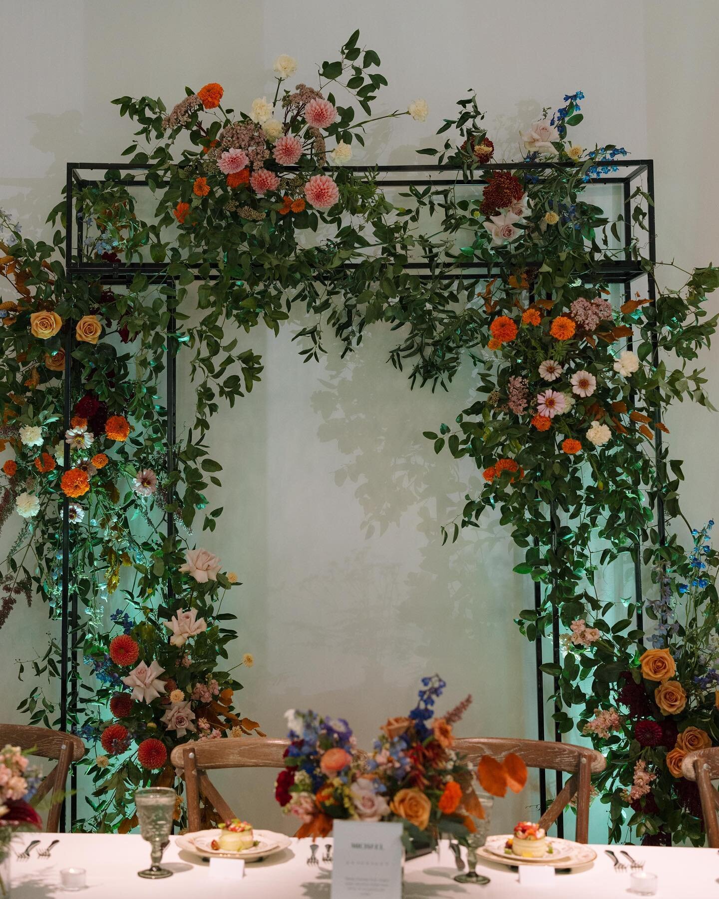 Beautiful arrangements from @palmerflowerweddings combined with up-lighting💐
.
.
.

Florals- @palmerflowerweddings 
Photo- @thedelacastros 
Planner- @mountain.magnolia.events 
Catering- @juliyjuanskitchen 
Venue- @ristcanyoninn 
.
.
.

#weddingflowe