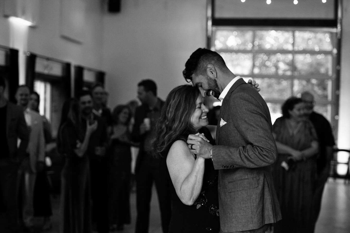 These are the moments that I love being able to bring together ✨
.
.
.
.
Venue- @lyonsfarmette 
Photo- @dogdaze.photo 
Planner- @mountain.magnolia.events 
Catering- @vatostacosandtequila 
Bar- @wanderingwagonbars 
.
.
.
.
.

#djwedding #weddingentert