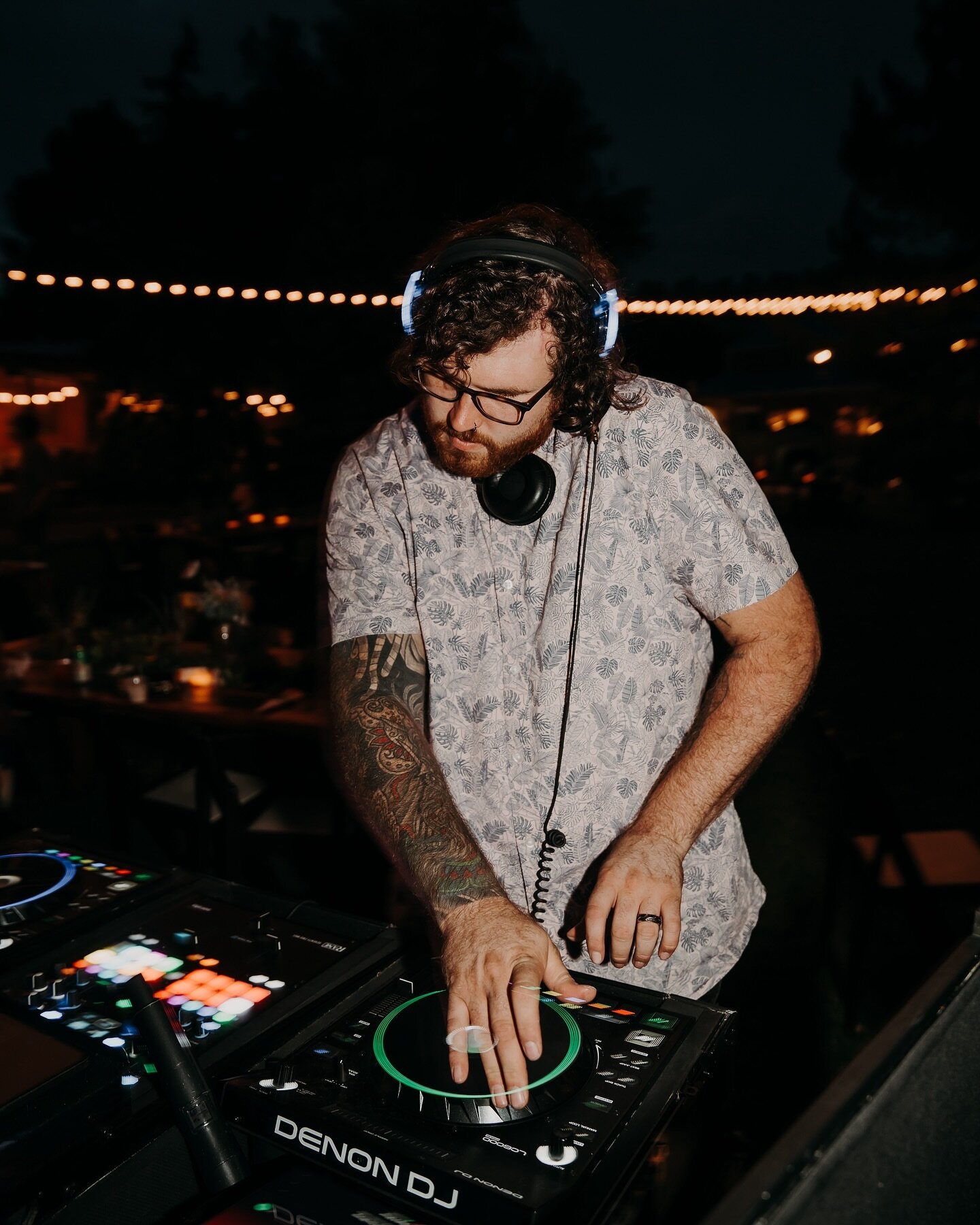 Happy Holidays! I hope everyone is out there getting down to some holiday classics!🕺🏻💃
.
.
.
.
:
Photo- @kaytlynperezphotography 
Venue- @lyonsfarmette 
Planner-  @atouchofbliss 
Catering- @mountaincrusteventvenue 
Bar- @withatwistbartendingservic